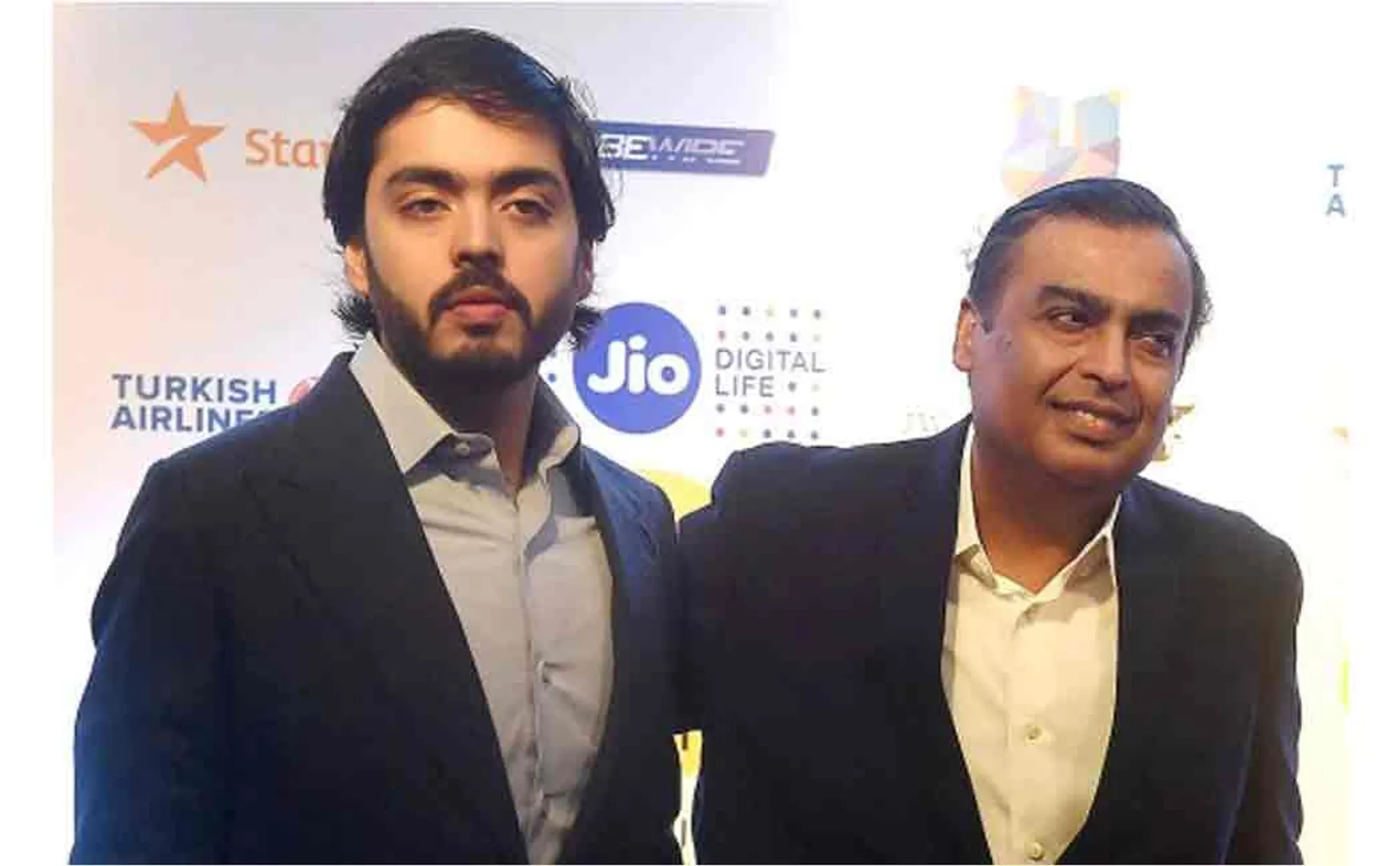ambani family supports both congress and bjp in loksabha election
