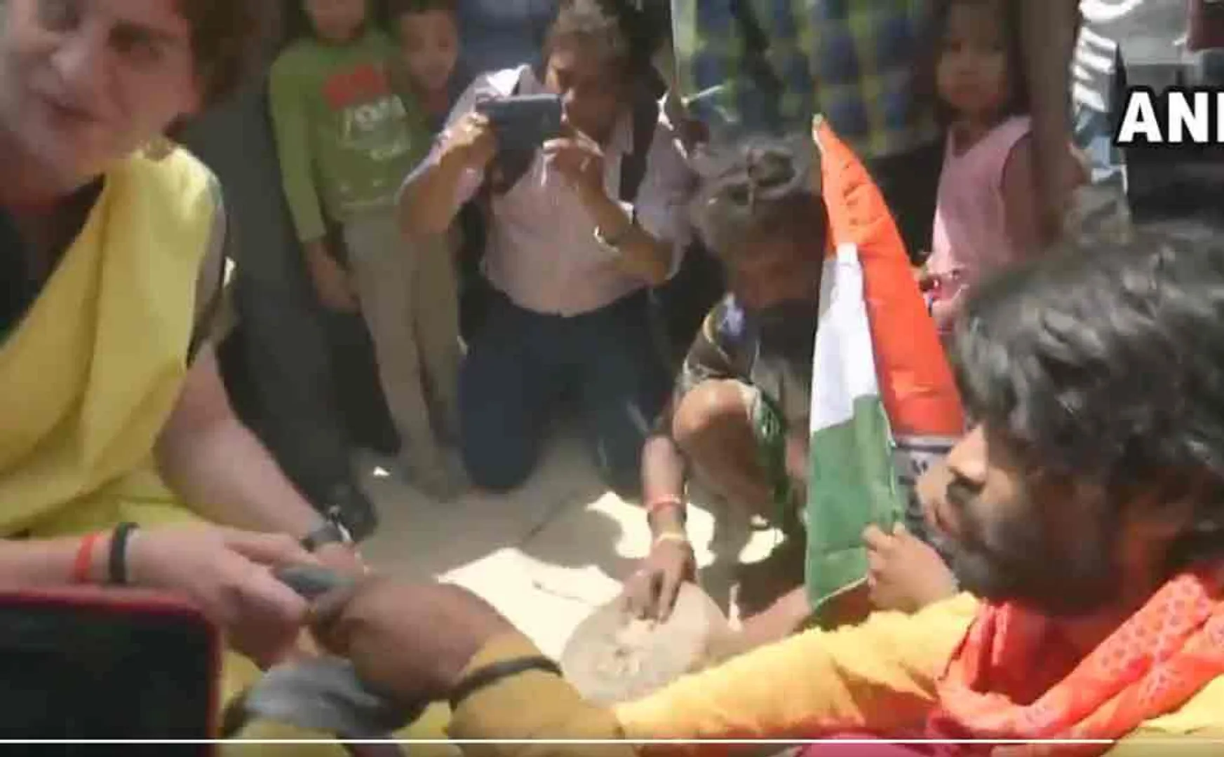 priyanka gandhi playing with snakes in utarpradesh