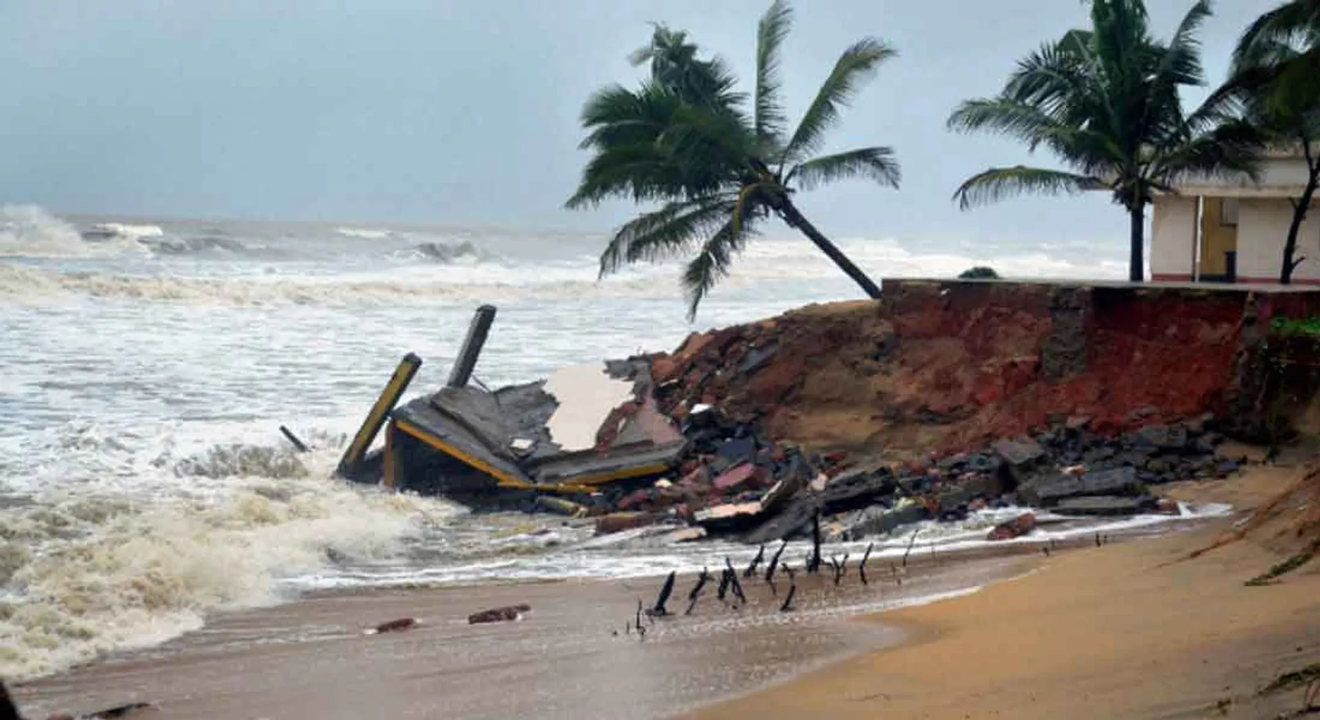  Fhoni storm crossing the shore ... Prerequisite arrangements intensify