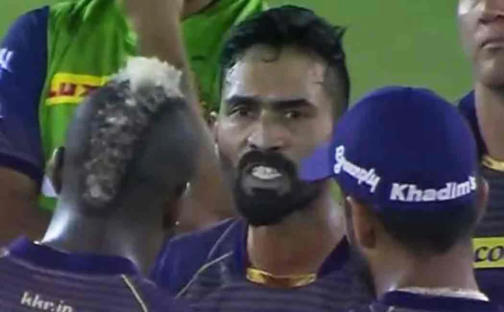 dinesh karthik scolded players in ground