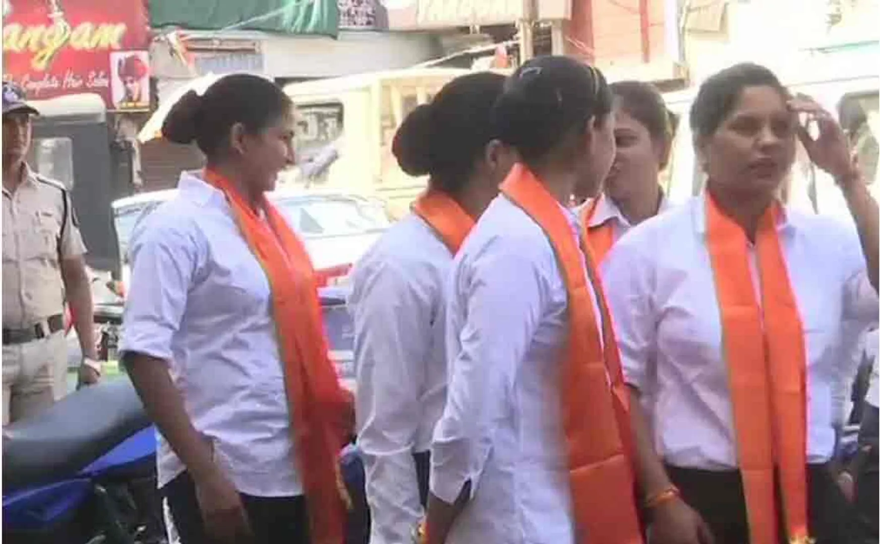 cops wearing saffron scarves in congress rally 