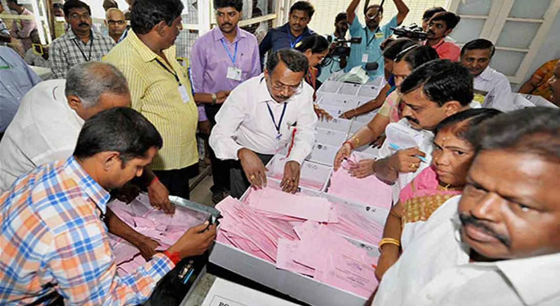  There are more than 1 lakh people to vote ... tomorrow's judgment ...