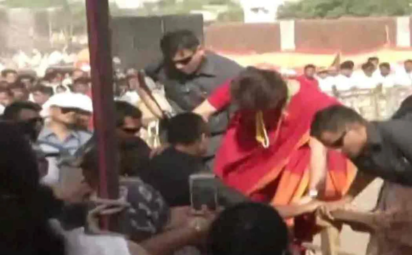 priyanka gandhi hops over barricade to meet party workers