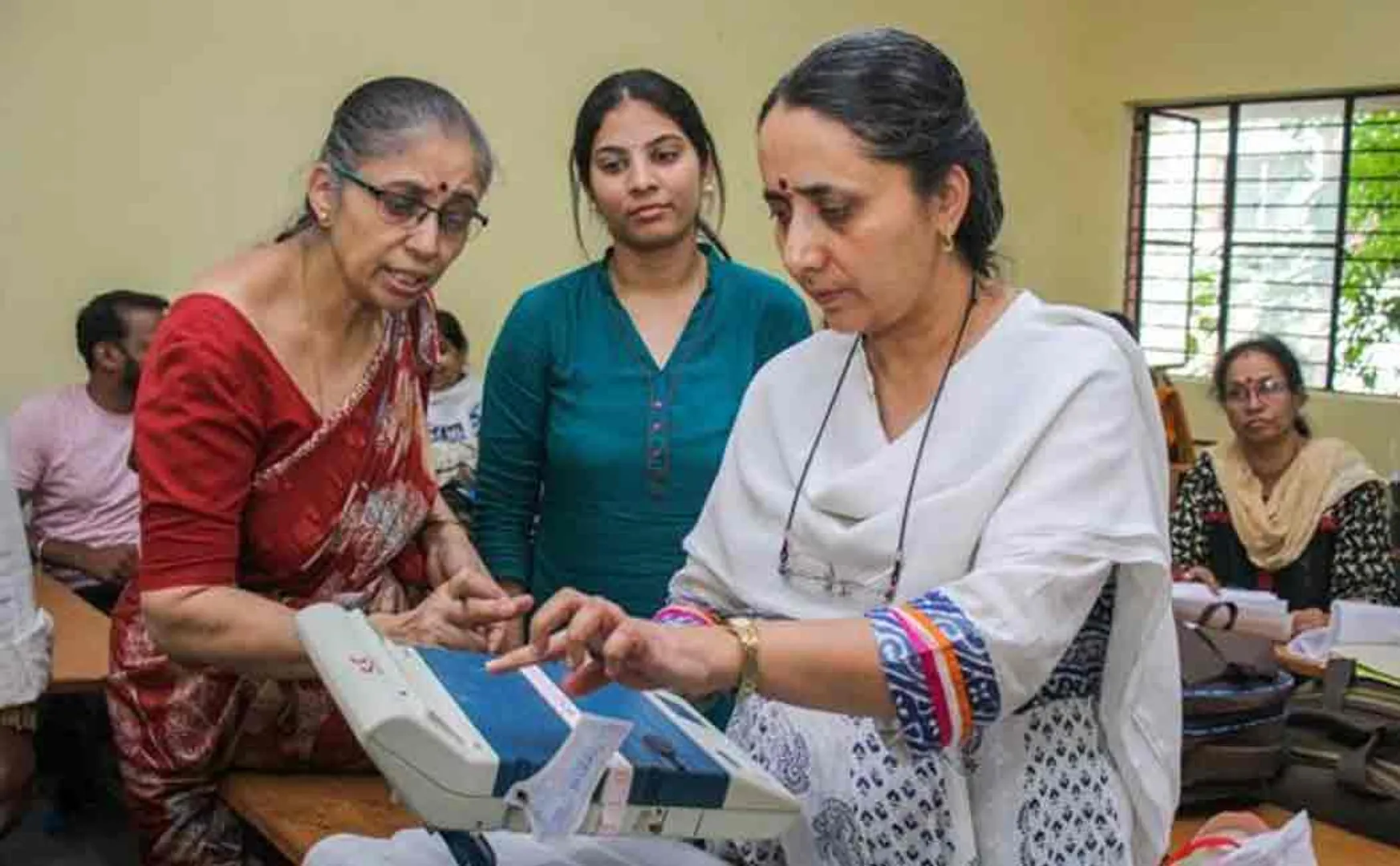 election commission clarifies chennai high court about postal voting issue