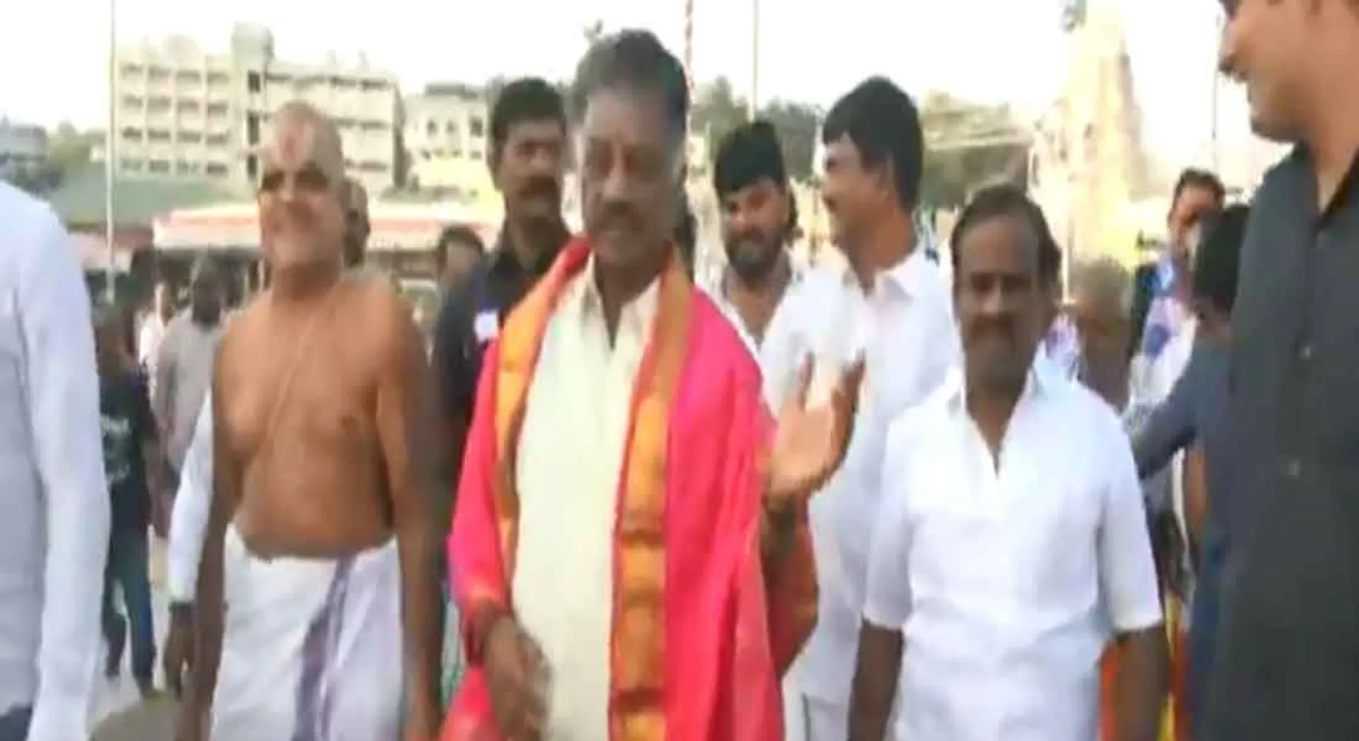  OPS darshnam in Tirupathi Ezhumalayyan temple!