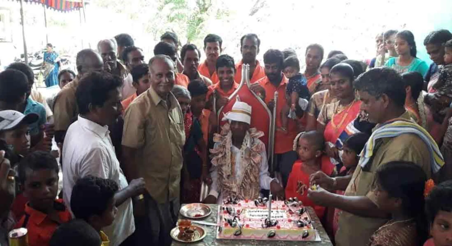 100 years old farmer celebrate birthday with family 