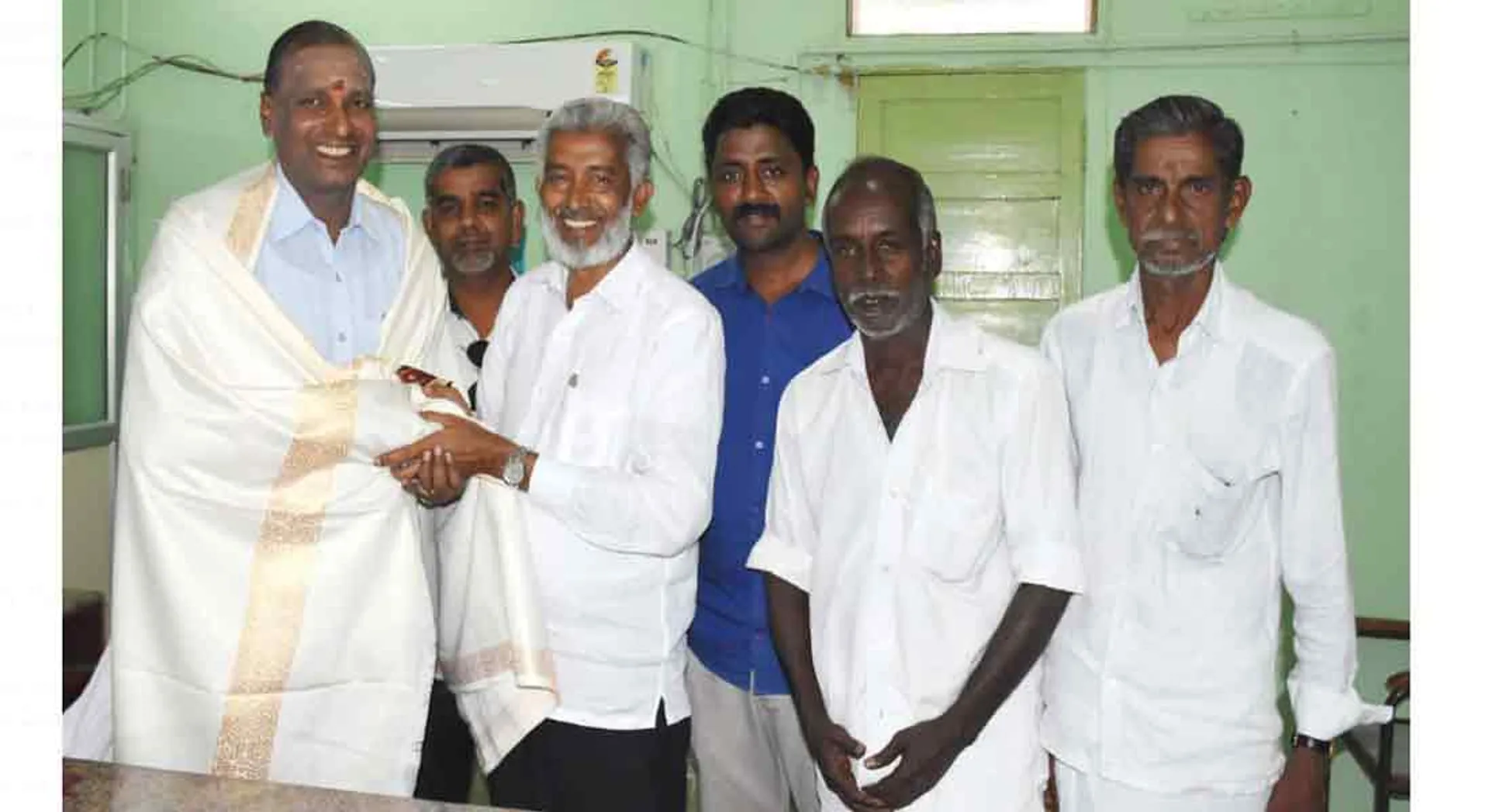  Congress members compliment to election officer