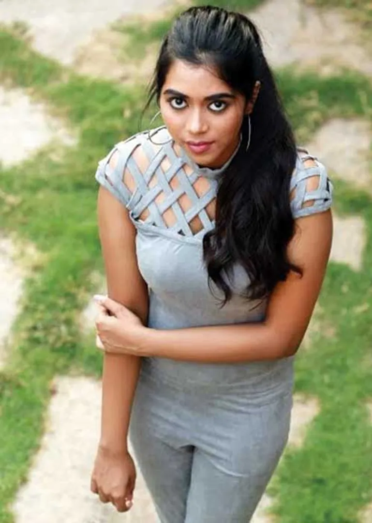 /idhalgal/cinikkuttu/actress-and-two-pros