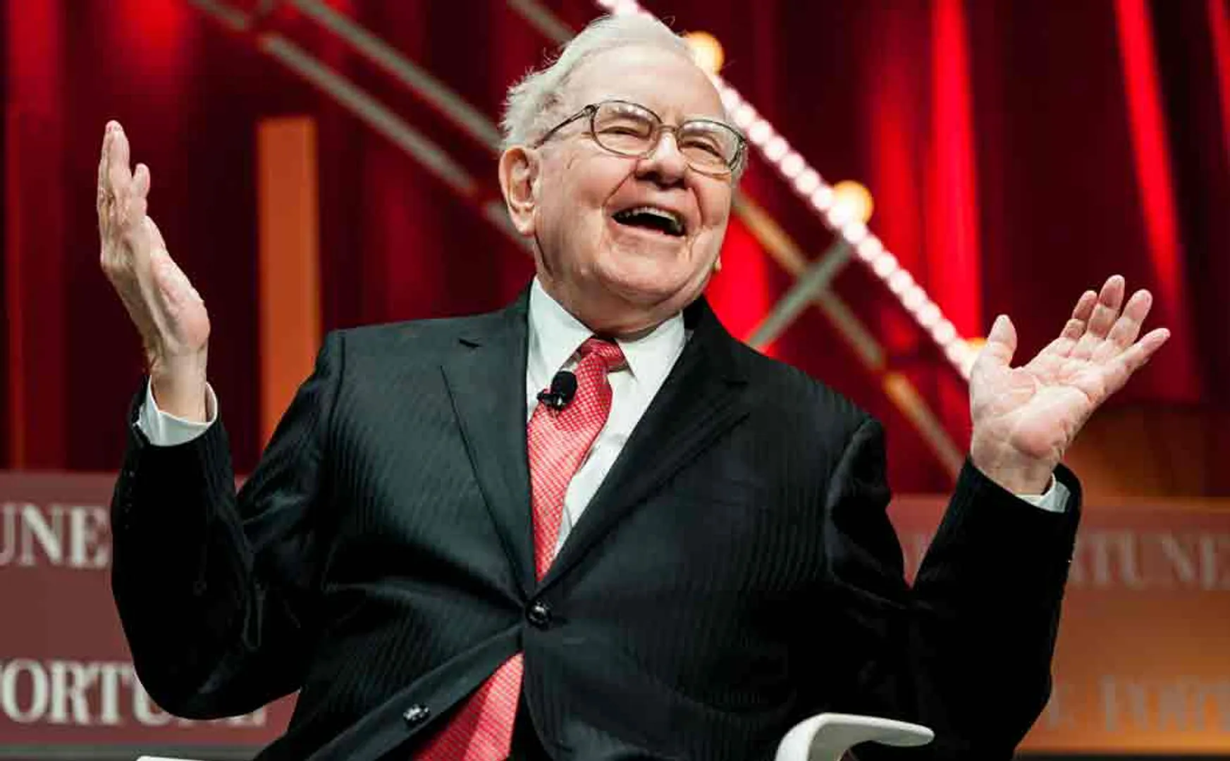 man offers 32 crores to eat food with warren buffett