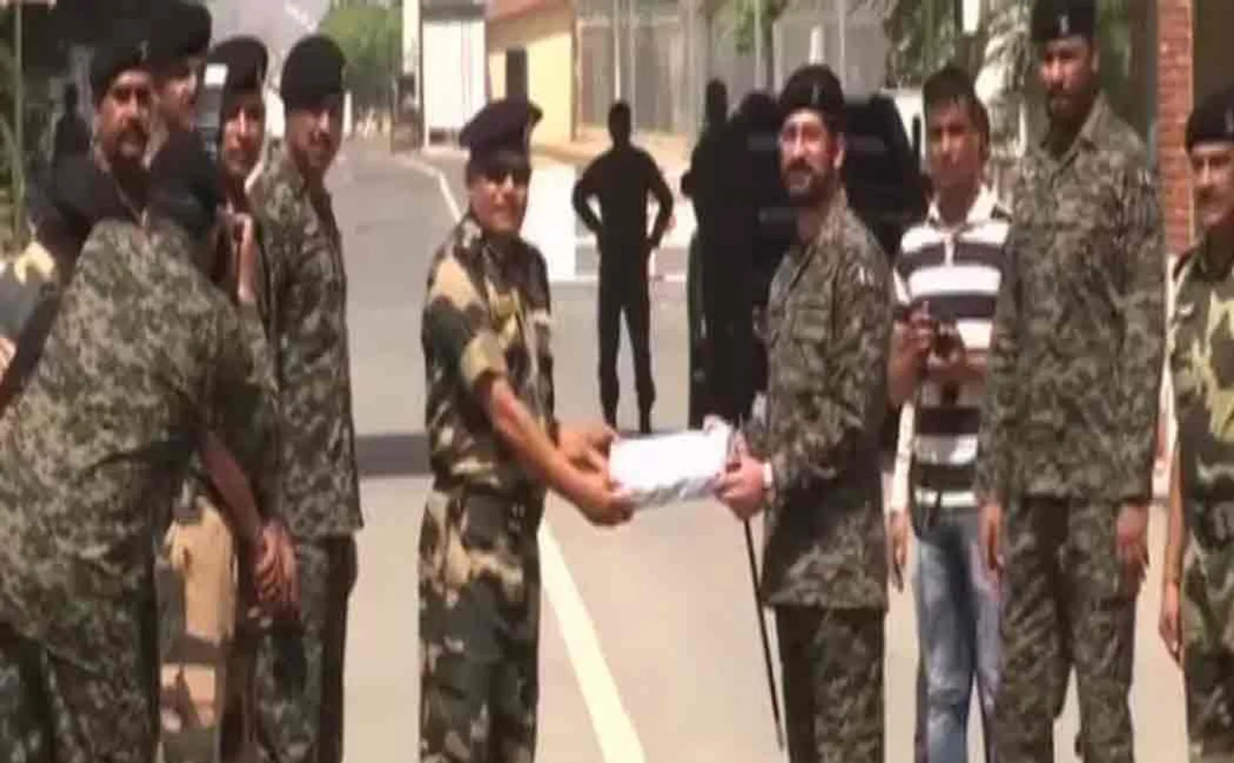 india pakistan army celebrates ramzan by exchanging sweets