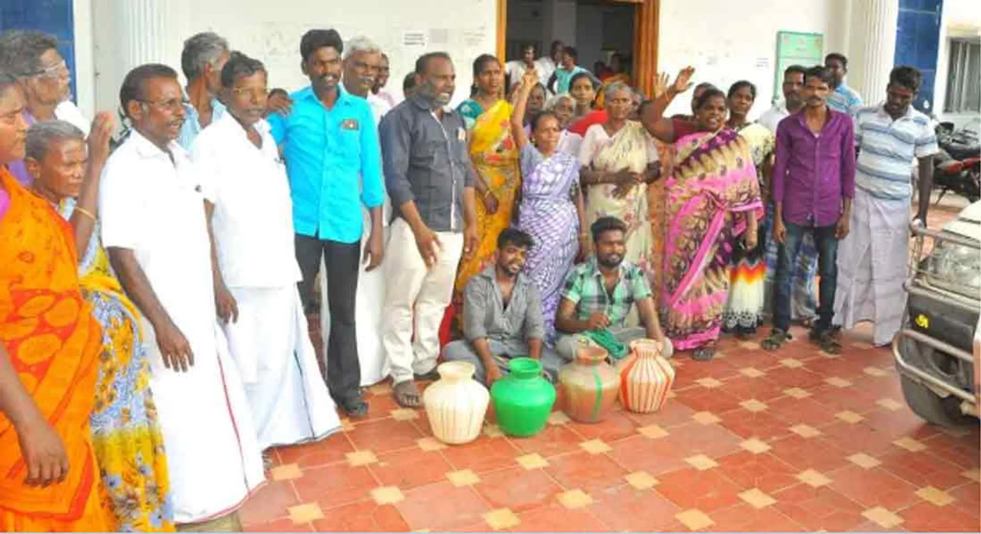 protest for the drinking water and the regional development office with the empty  Pots
