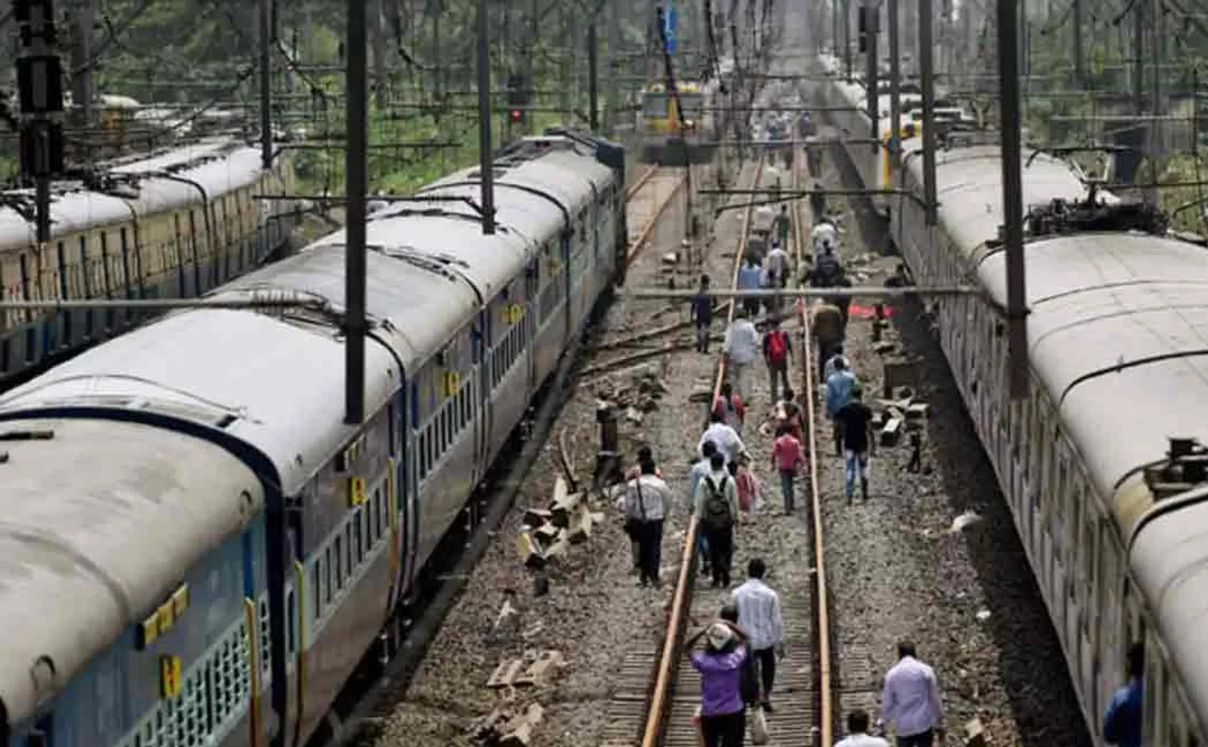 4 Train Passengers On Kerala Express passed away Due To Heat In Jhansi