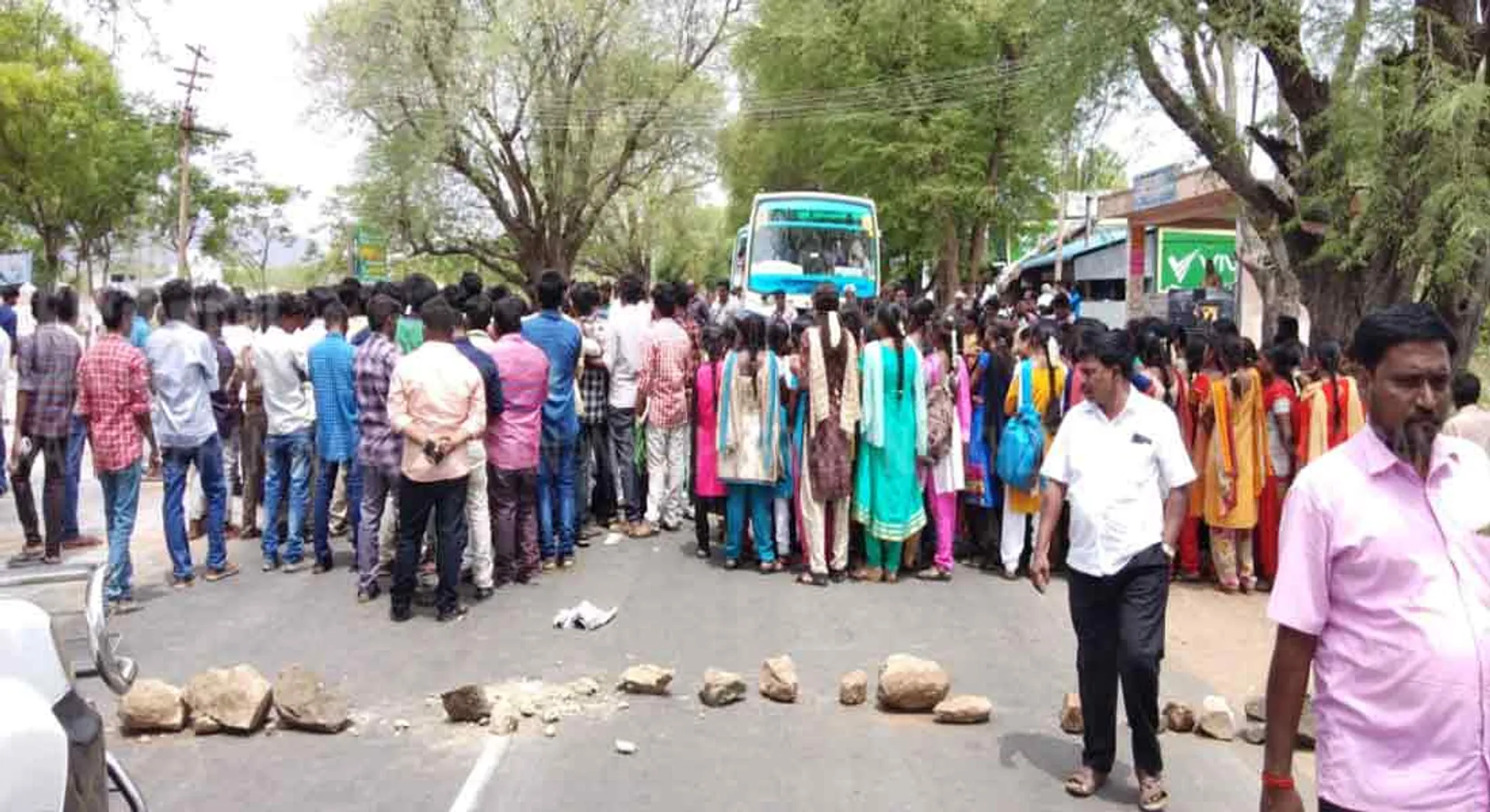 Perambalur Government college students protest!!