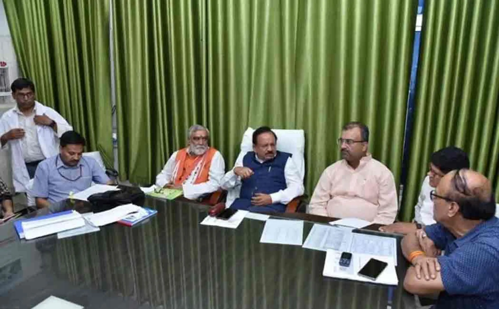 minister harshavardhan asked cricket score during the impotant meeting about bihar children illness