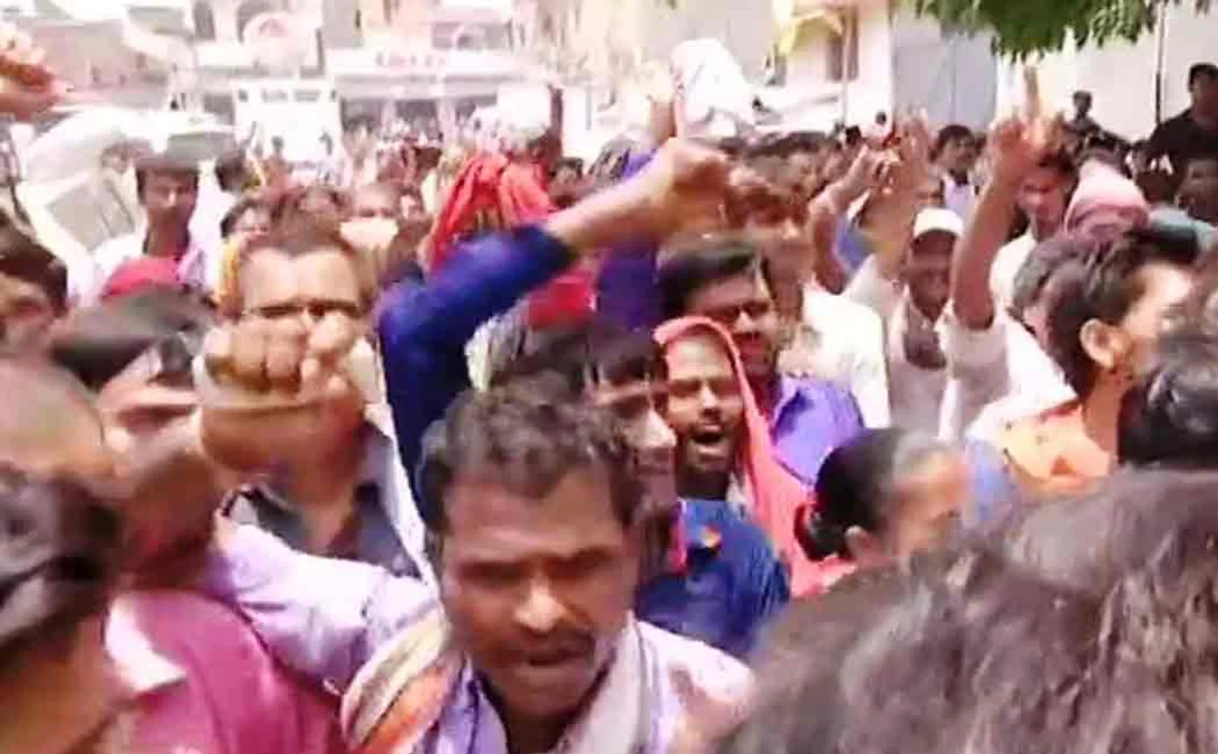 nitish kumar rounded by mob in mazafarpur hospital