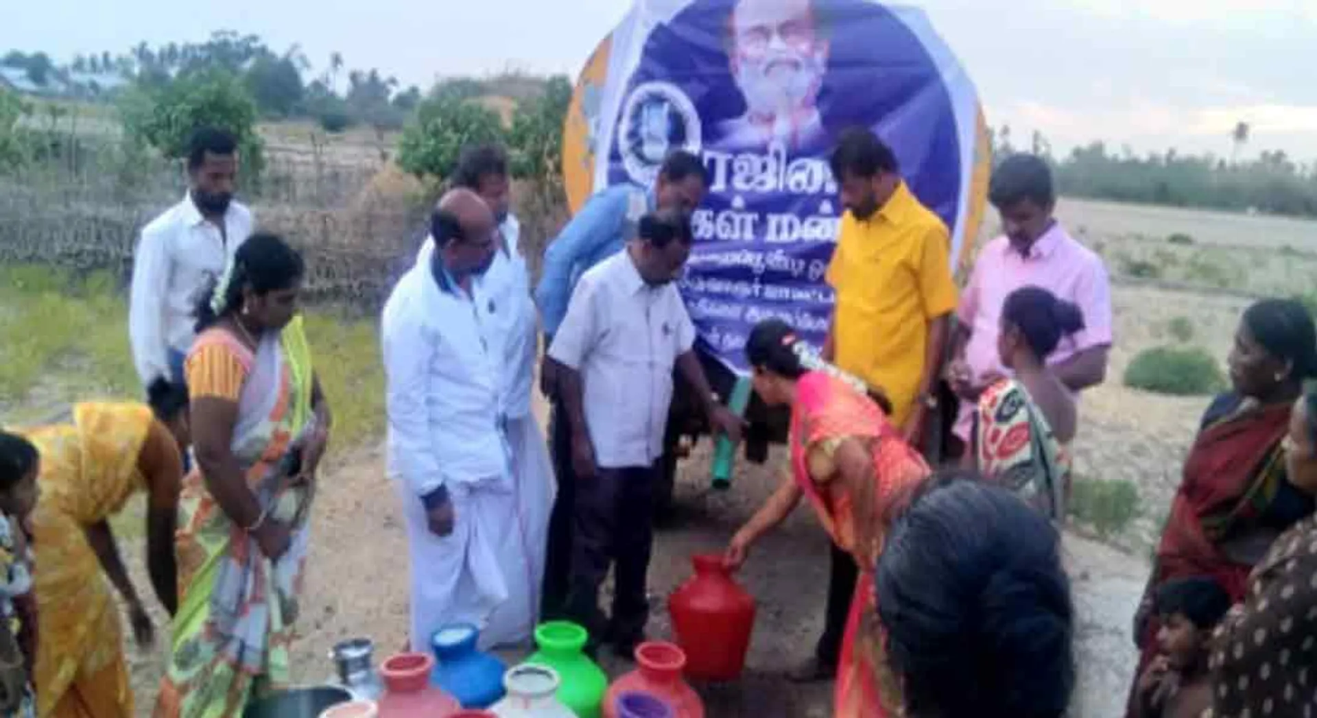 Rajini people's forum providing drinking water by tanker trucks!