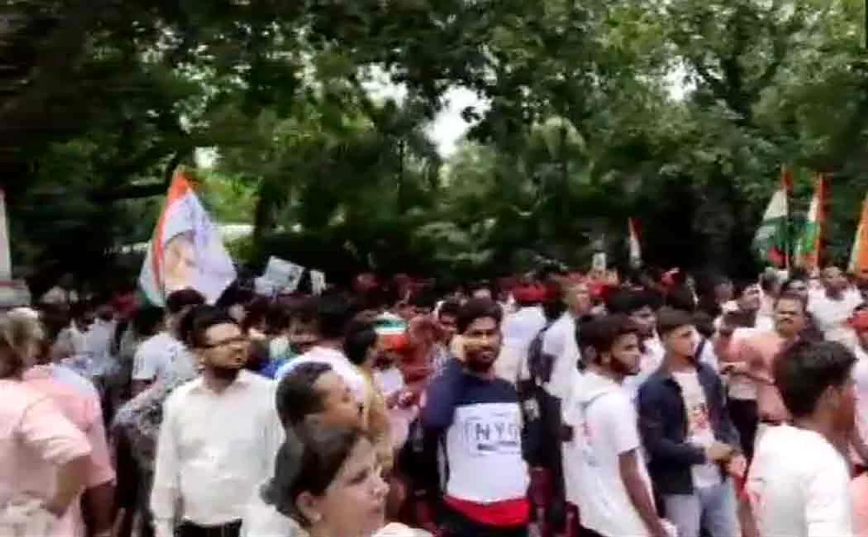 congress workers protest outside rahul gandhi's home in delhi