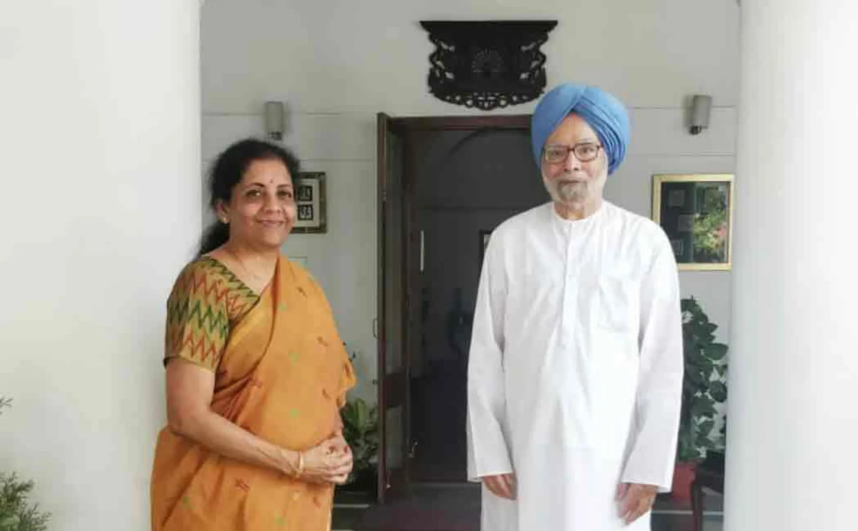 nirmala sitaraman meets manmohan singh in delhi