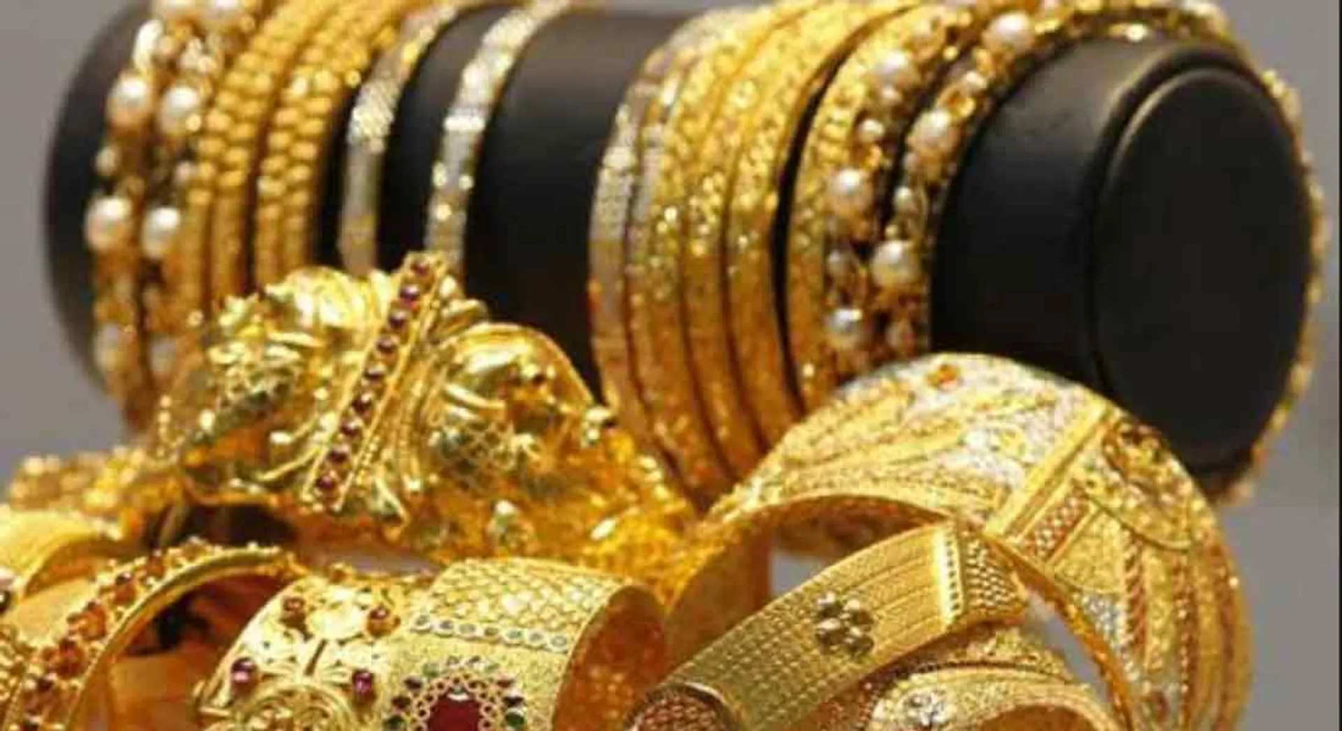 A north Indian youth arrested for robbing jewelry!