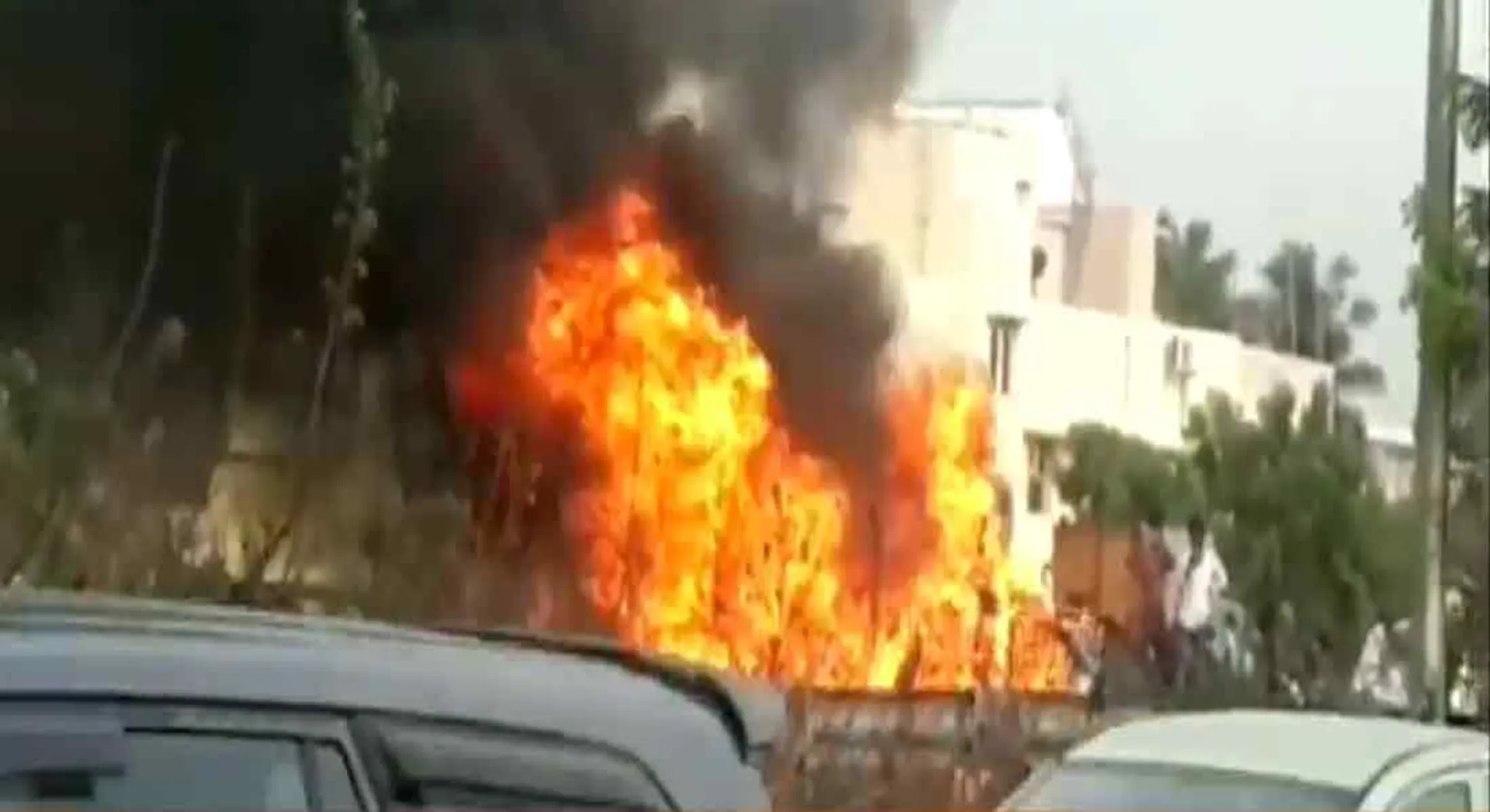  Sudden fire in a car on the road in chennai porur 