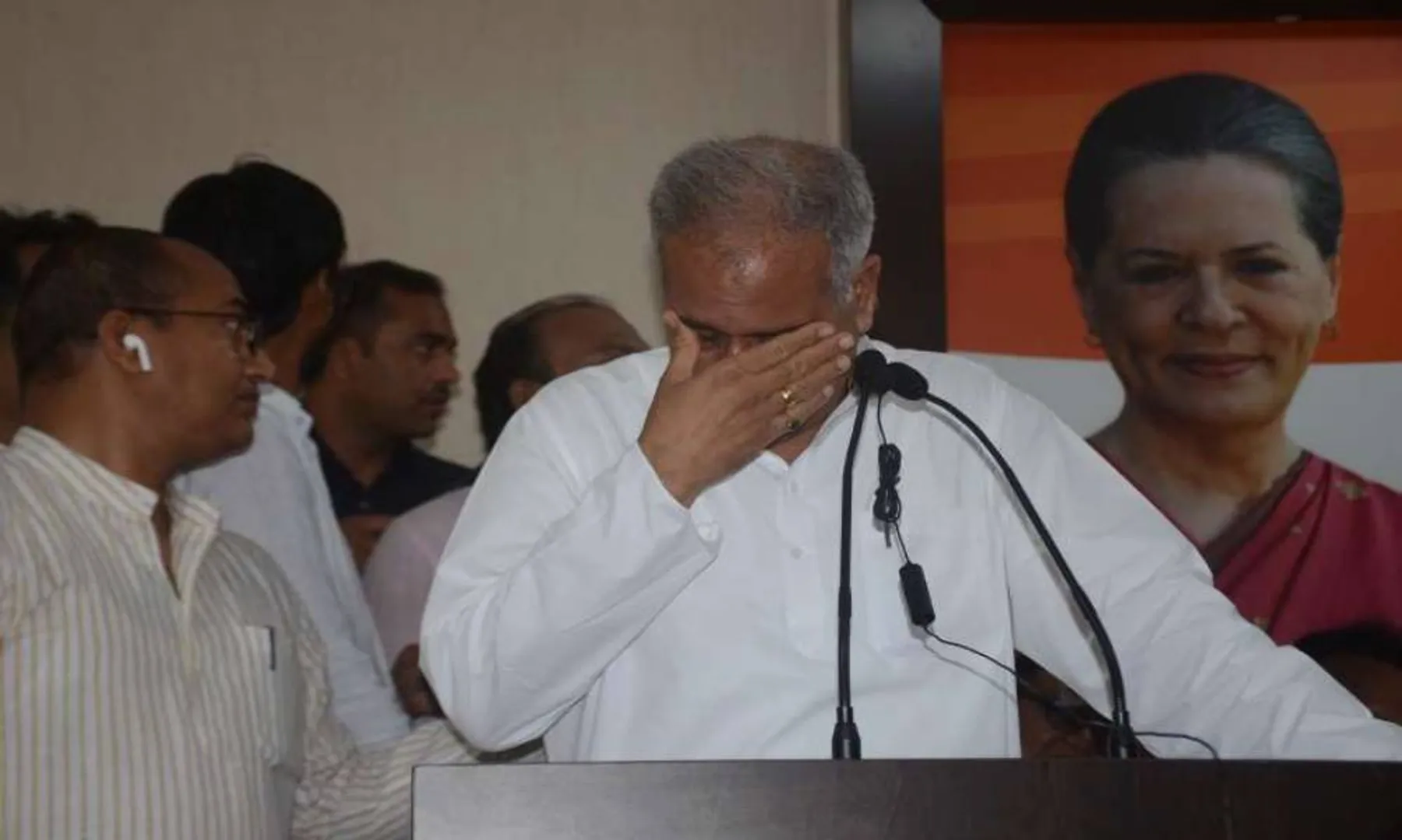 chhatisgarh cm bhupesh baghel crying on the state congress party