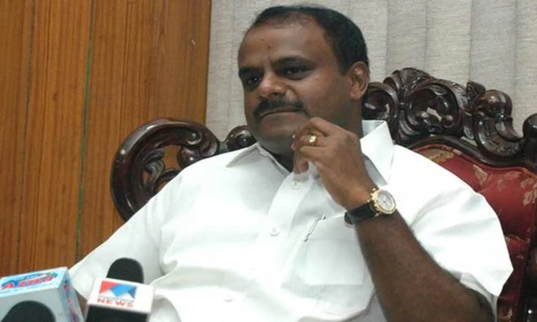 karnataka cm arrives america but congress party two mlas resign government crisis