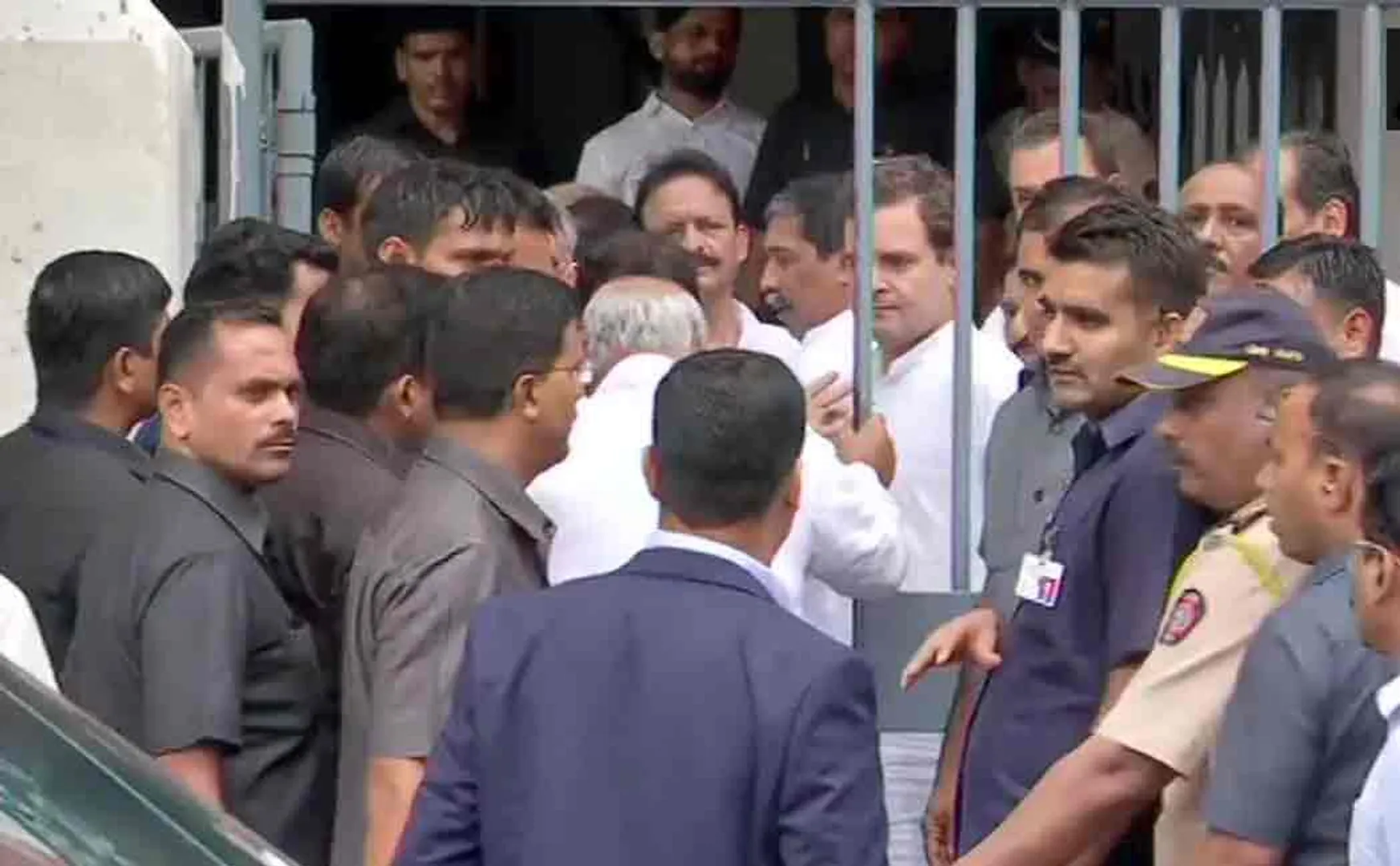 rahul gandhi appears in mumbai court for defamation case