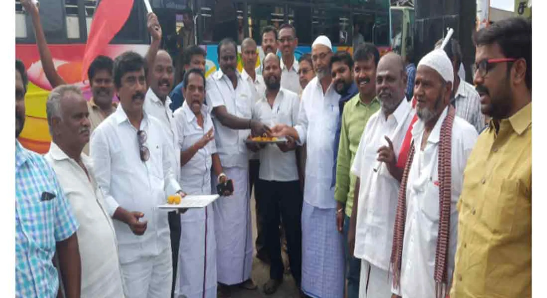 Youth team post for Udayanidhi ;Sweets to the public at Dindigul