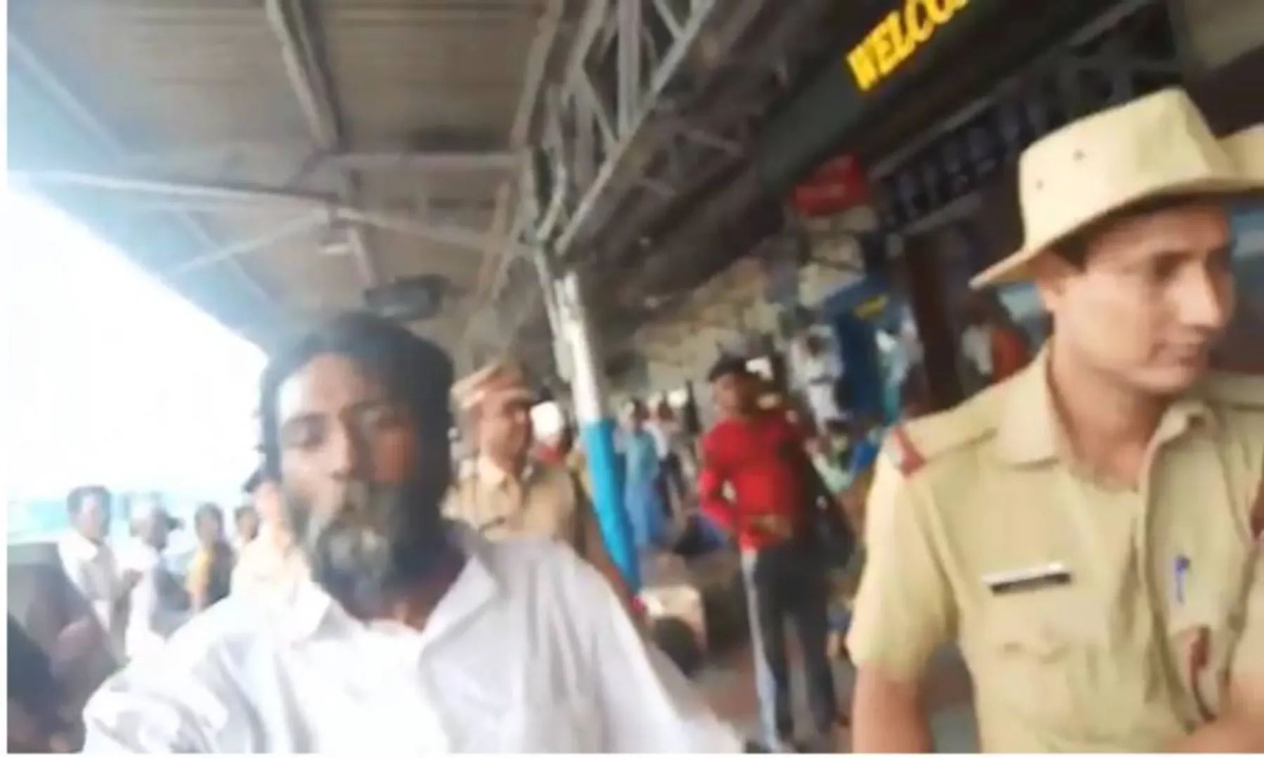 SOCIAL WORKER MUKILAN ANDHRA POLICE ARRIVES AT KATPADI RAILWAY POLICE