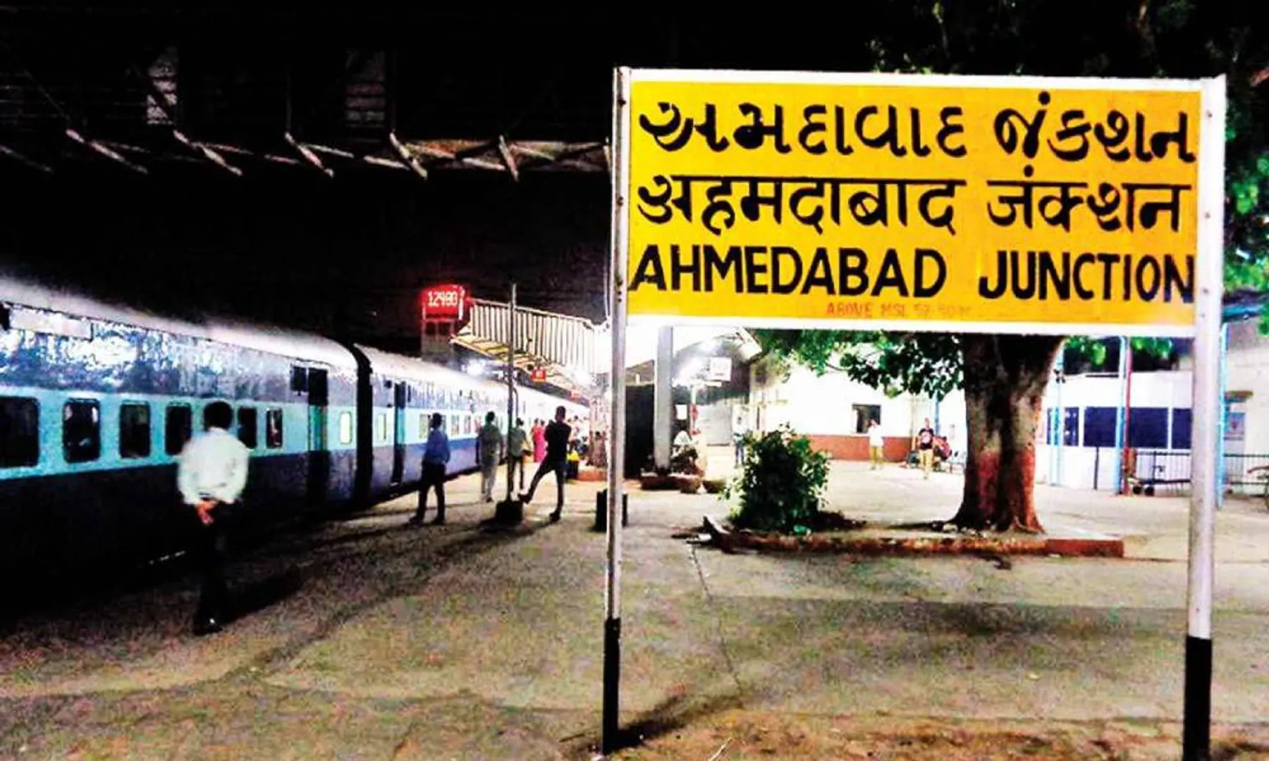 GUJARAT AHMADABAD JUNCTION WOMEN SLIP IN TRAIN VIRAL VIDEO