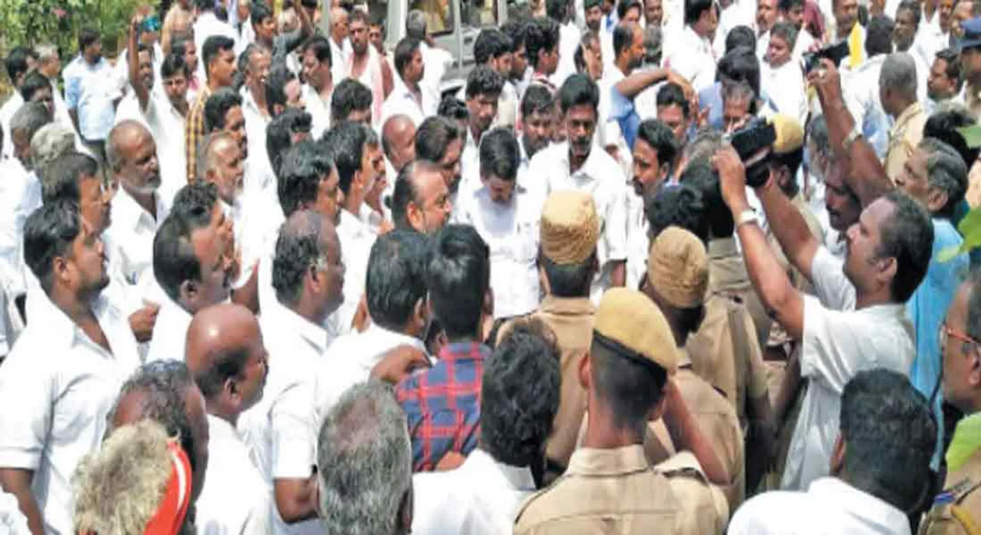 AMMK - AIADMK clash in cooperative credit union election; Exciting Kumbakonam!