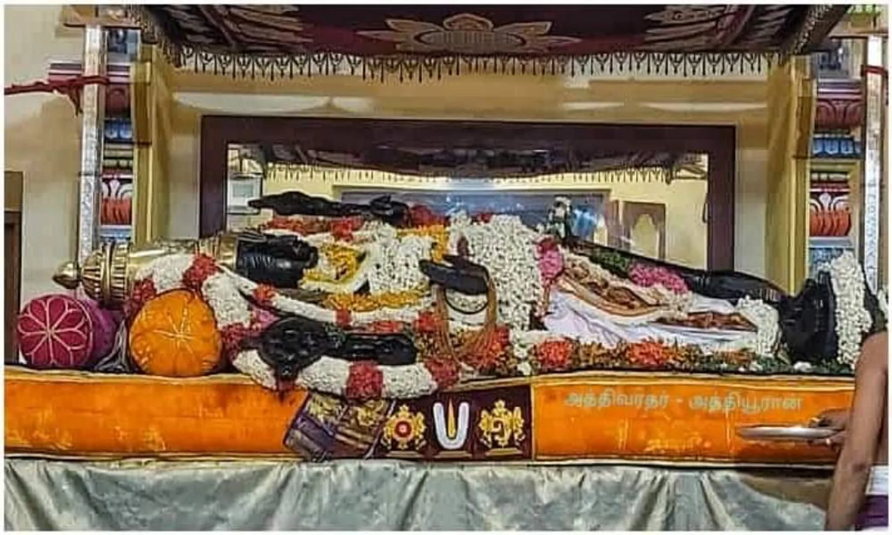 holidays peoples arrives at athi varadar temple in kancheepuram 