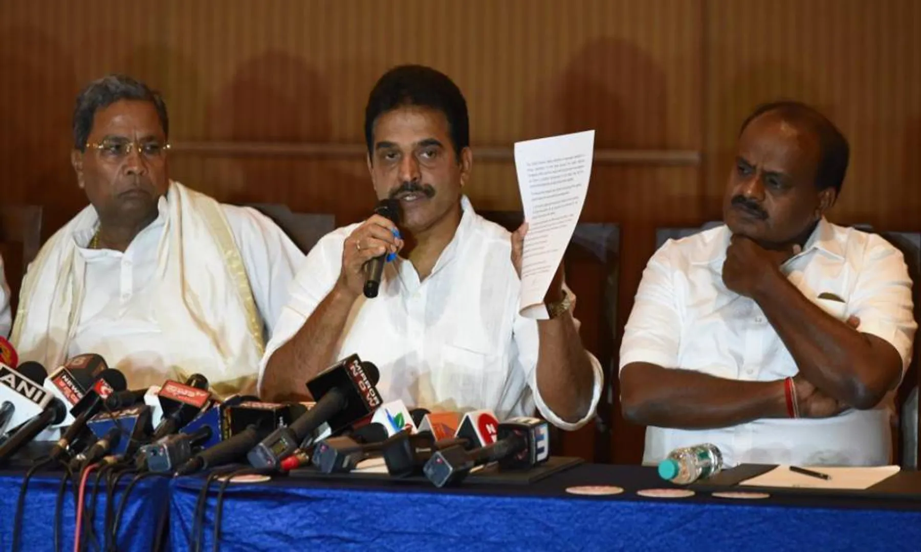 KARNATAKA GOVERNMENT VERY CRISIS CM HD KUMARASAMY CONTINUE DISCUSSION WITH RESIGN MLAS