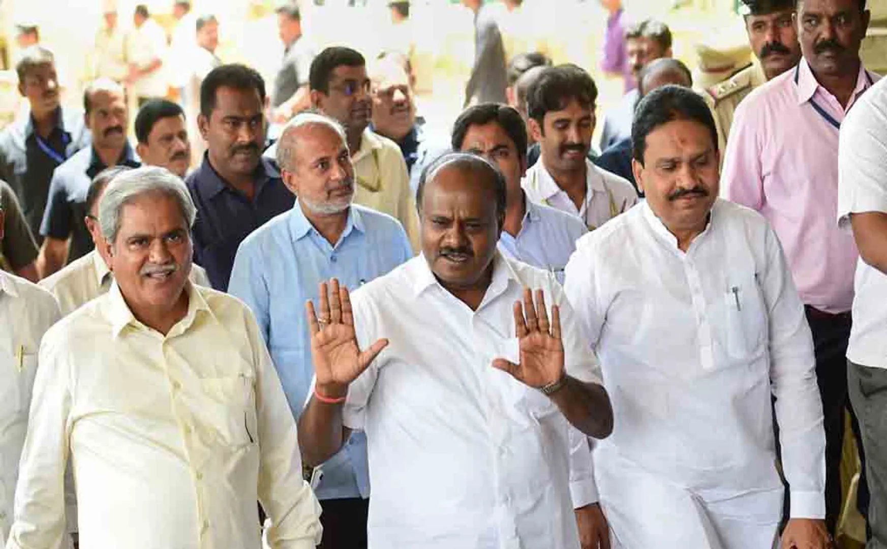 KARNATAKA GOVERNMENT FLOOR TEST GOVERNOR VAJUBHAI WRITTEN LETTER FOR CM HD KUMARASAMY FLOOR TEST
