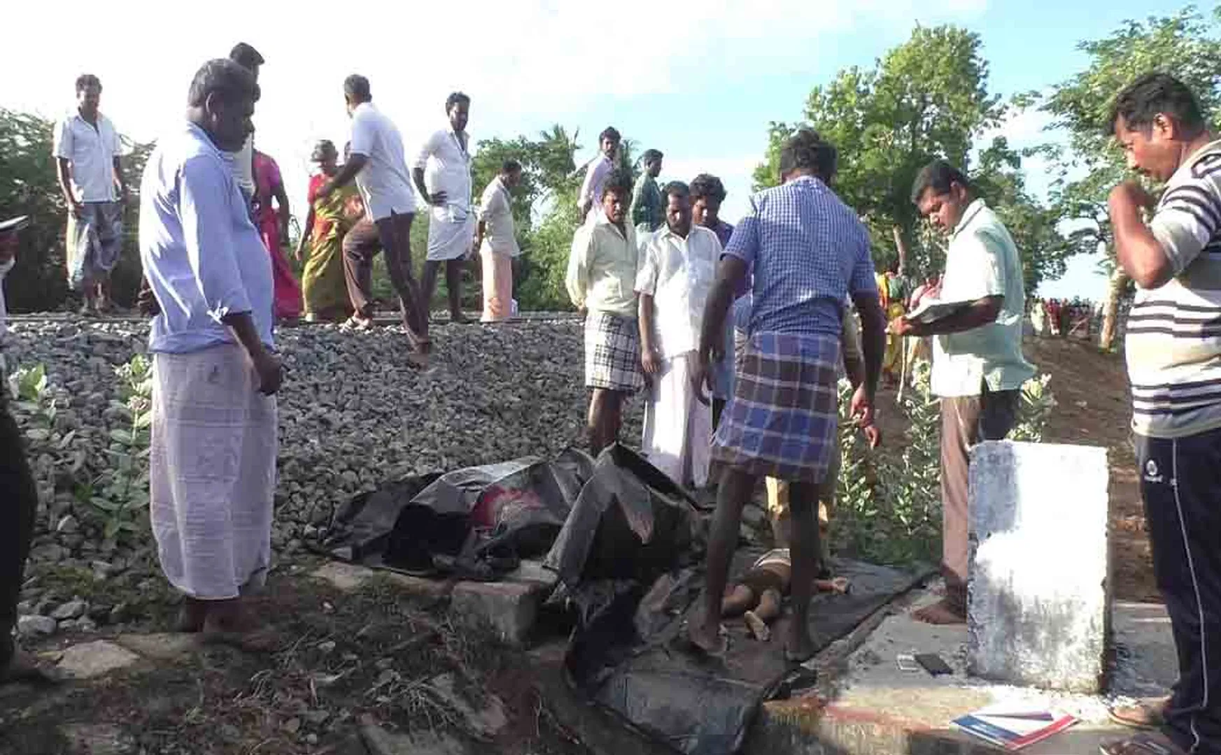 THIRUVARUR RAIL SUICIDE IN ONE FAMILY DEATH TWO PERSON