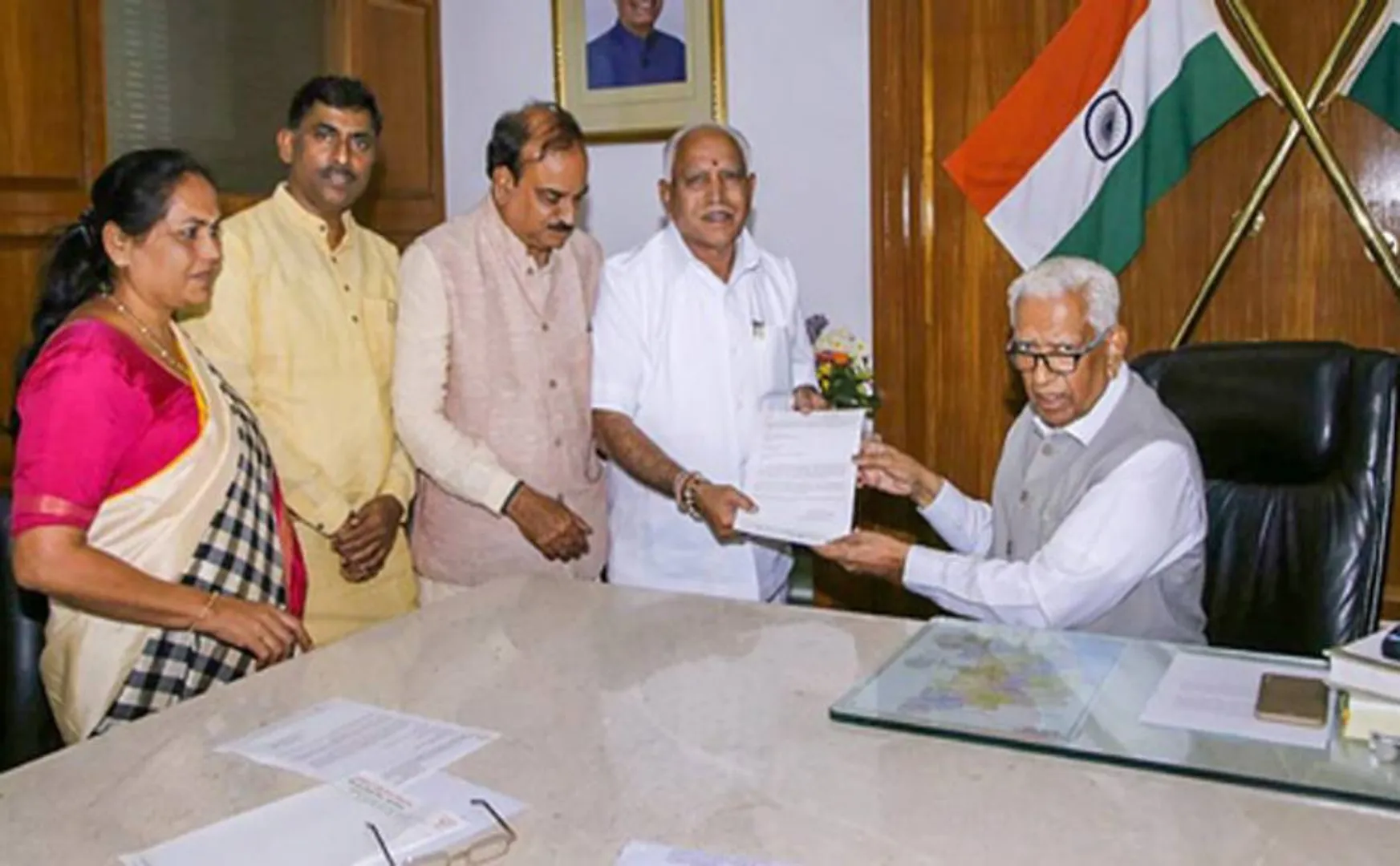 karnataka politicals crisis governor vajubhai vala send the report for ministry of home affairs