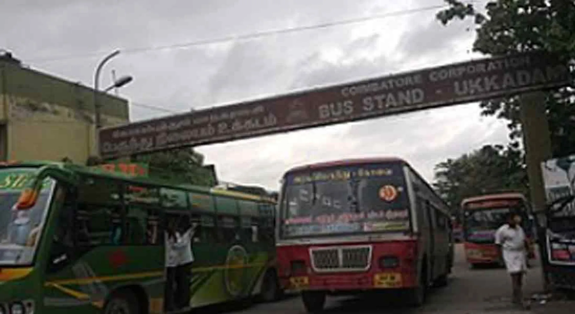  Private bus drivers collide in Coimbatore... police investigation 