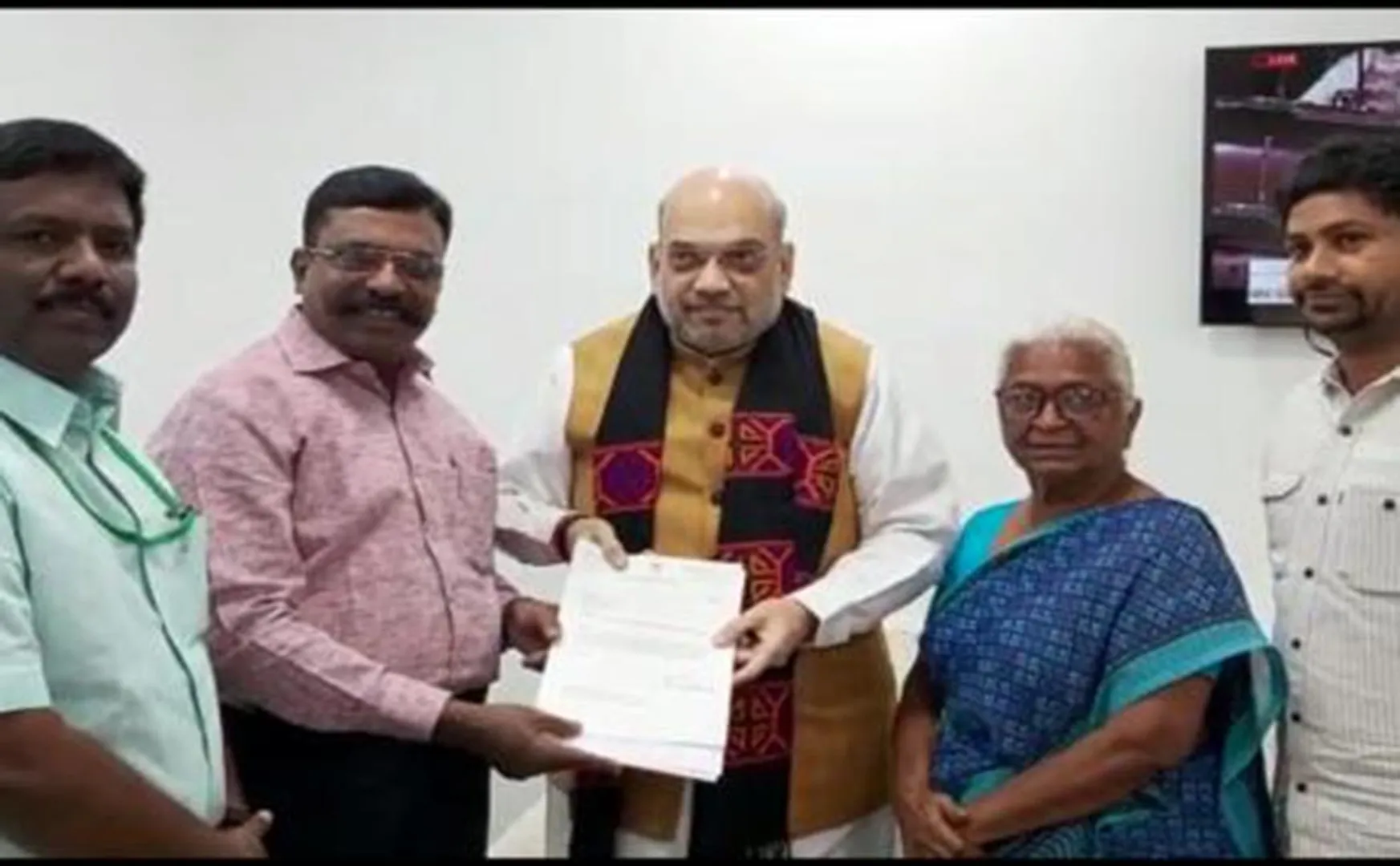 viduthalai siruththaikal party president thol. Thirumavalavan MP, arputhammal meet home minister Amit Shah  