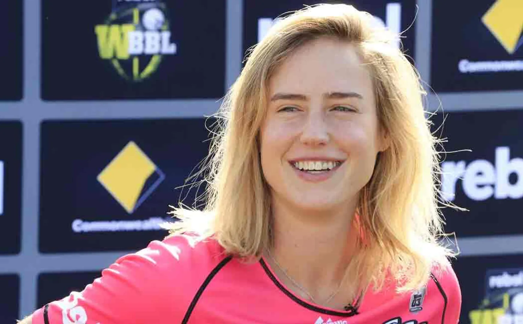 ellyse perry becomes first cricketer to score 1000 runs and pick 100 wickets in t20 cricket