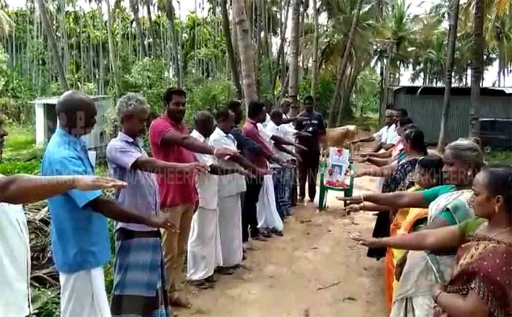  "More than 7,000 farmers sacrificed their lives to stop the eight-lane road!"