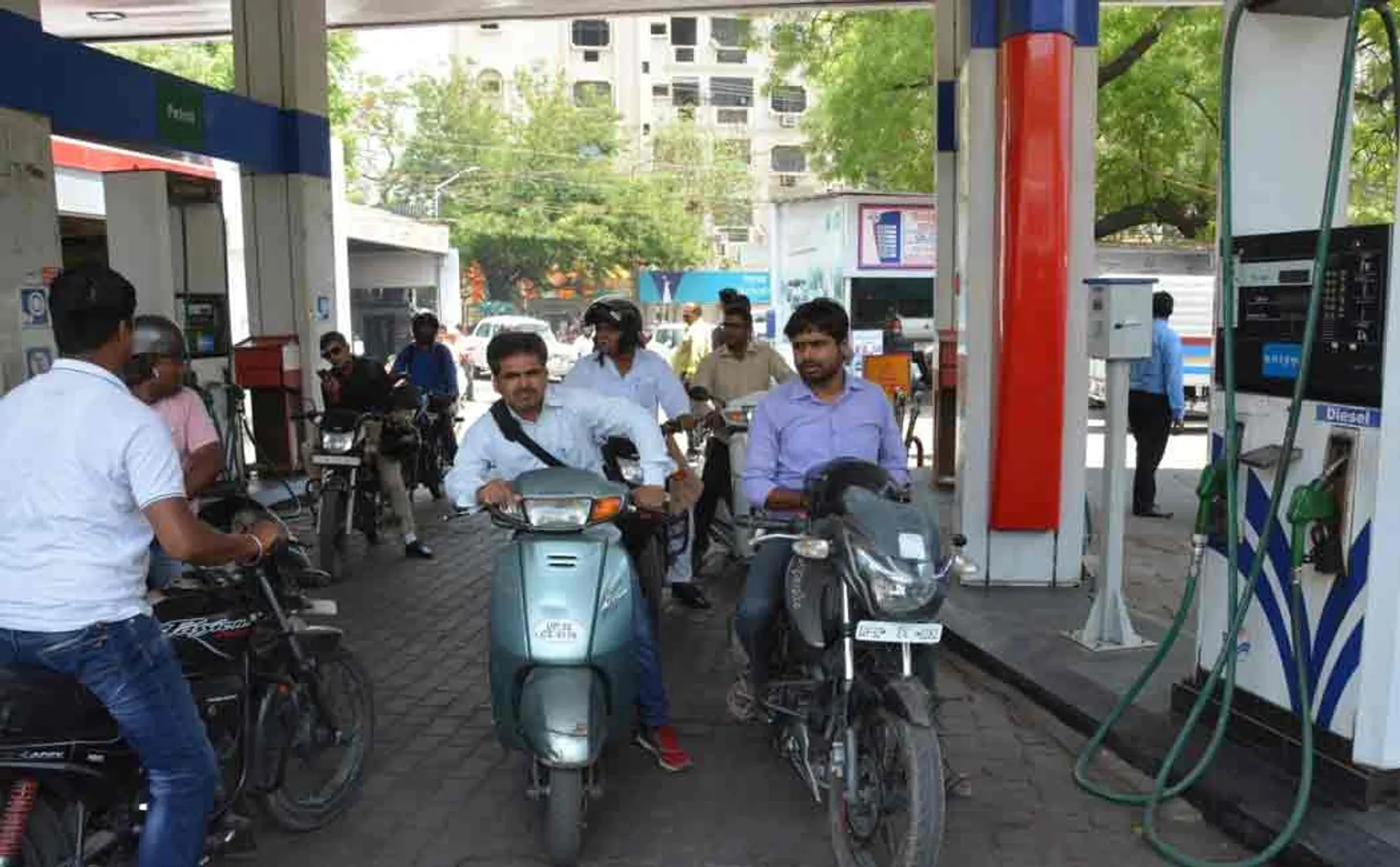 wearing helmet becomes mandatory to fill petrol in karnataka 