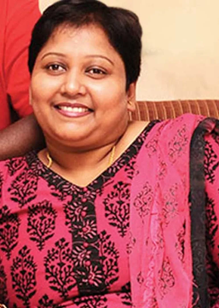 /idhalgal/cinikkuttu/actors-wife-rola-star-hotel