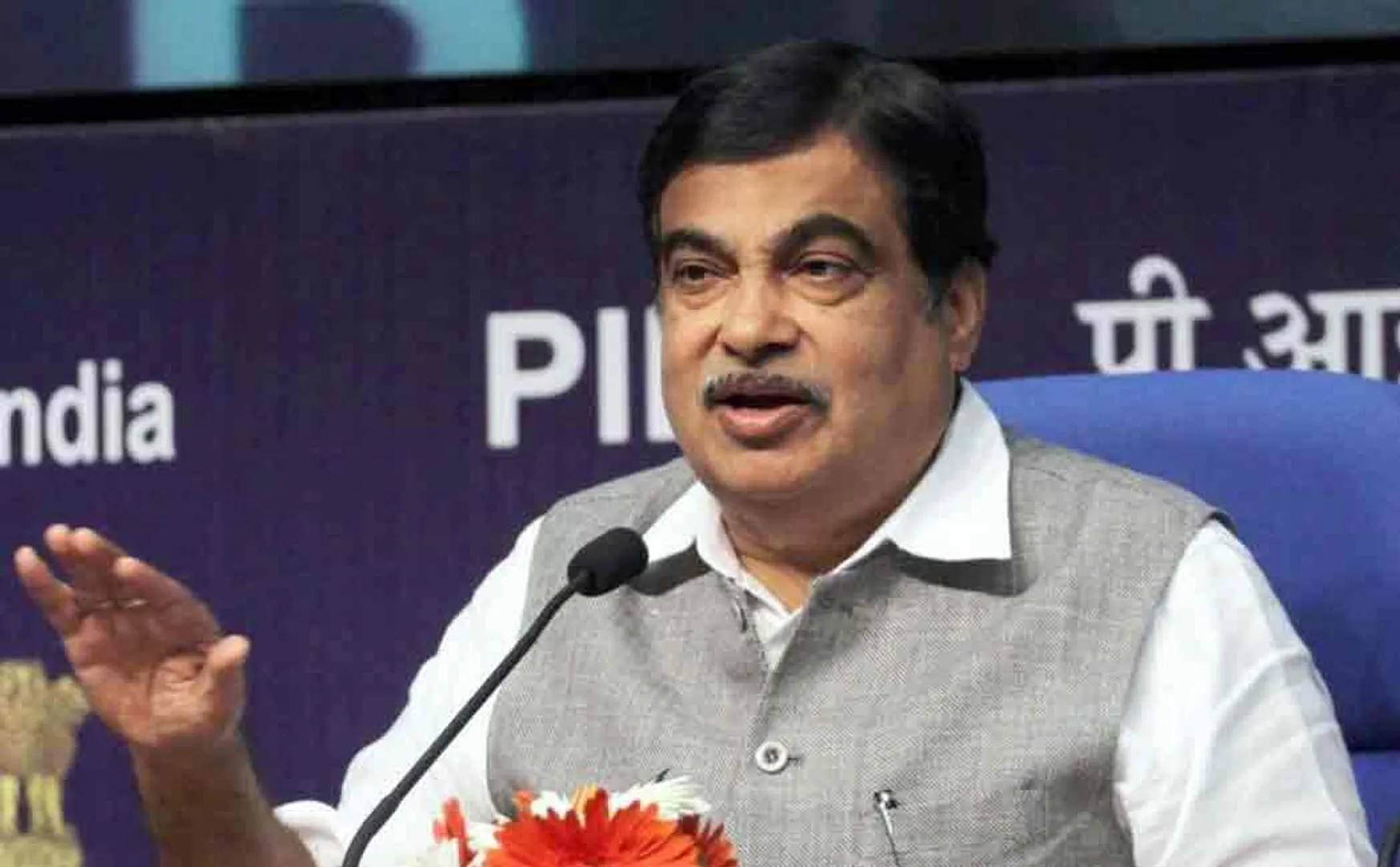 nitin gadkari fell unconsious in a function