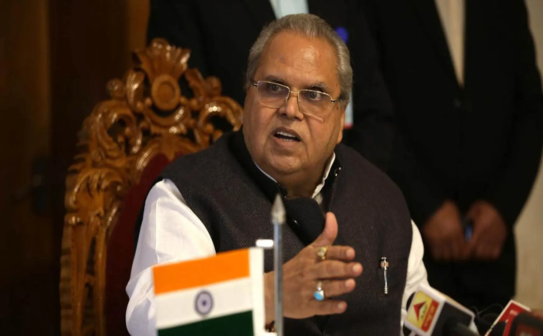 kashmir issues governor satyapal malik said request silent to all parties leaders 