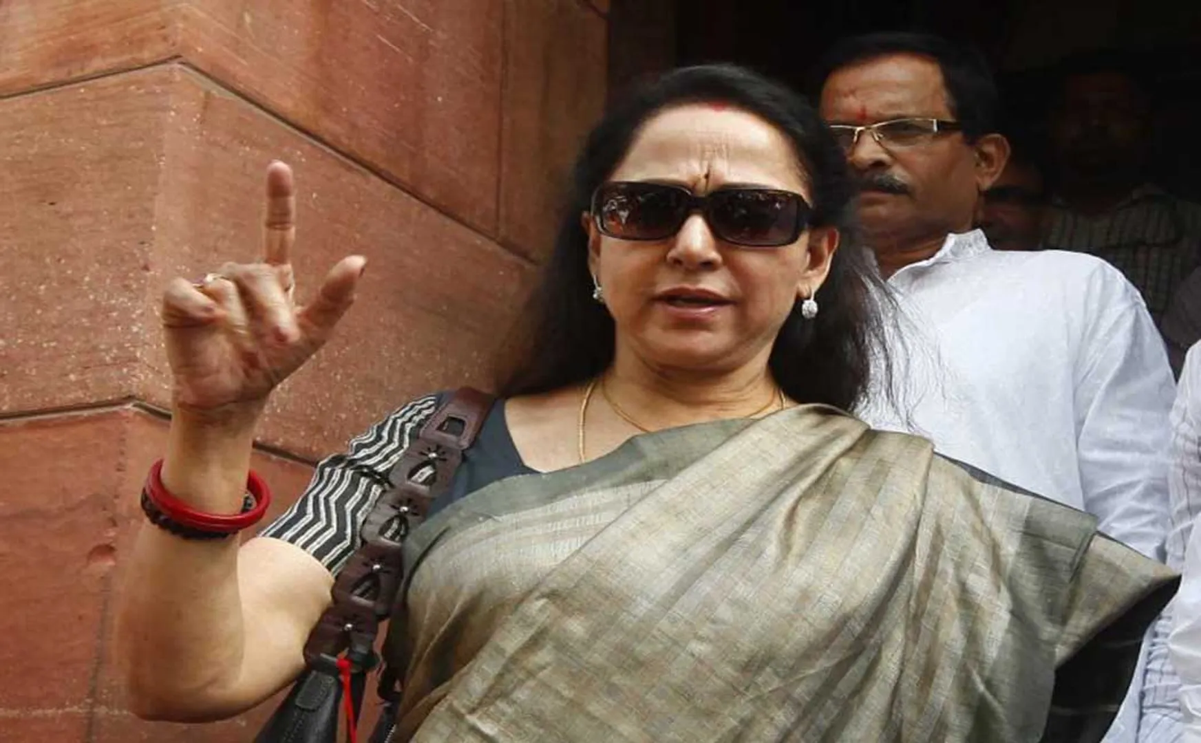 BJP UP STATE MADHURA MP HEMA MALINI  Bharatanatyam IN KRISHNA TEMPLE VIDEO