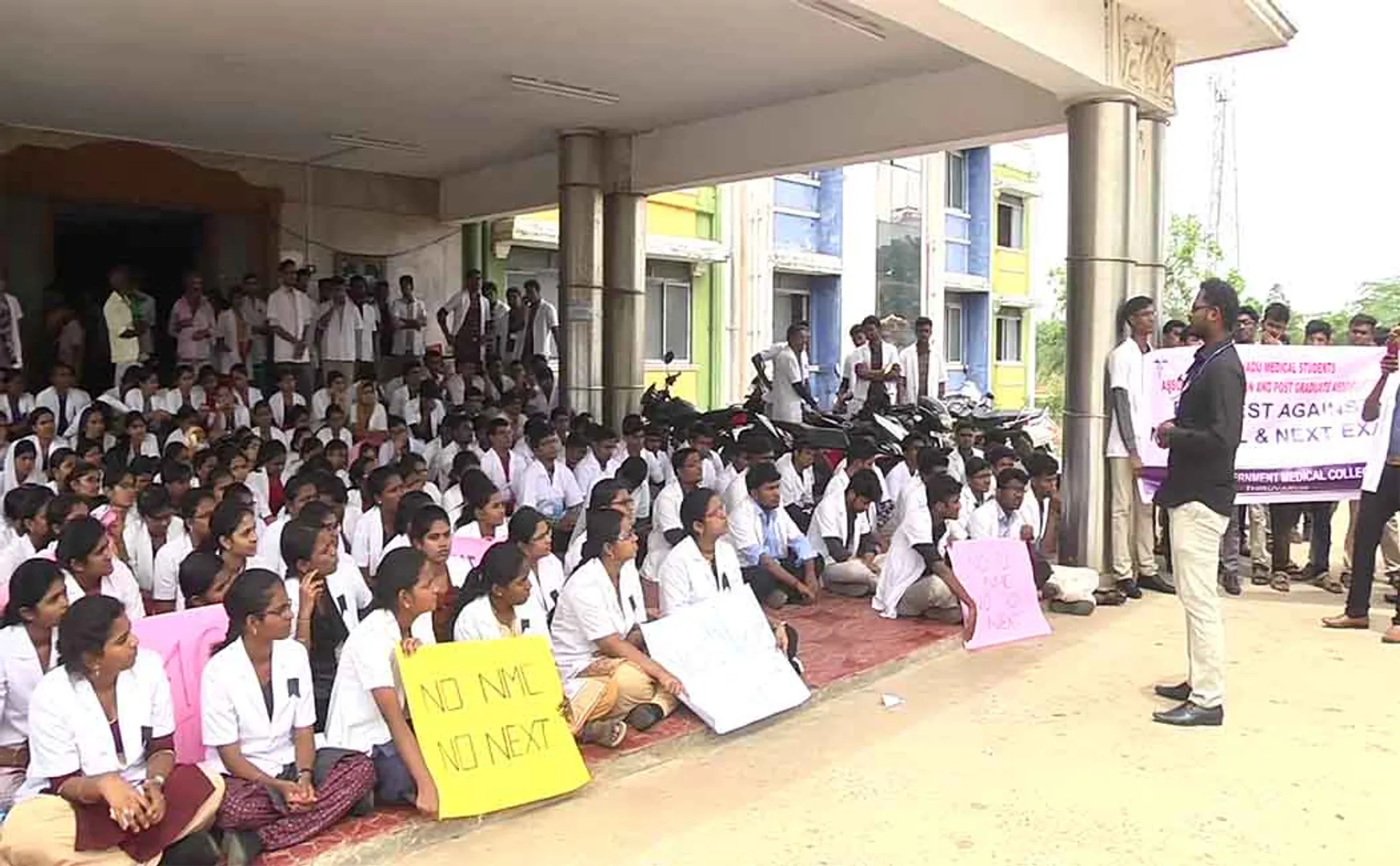 THIRUVARUR GOVT MEDICAL COLLEGE STUDENTS STRIKE NMC BILL, NEXT EXAM AGAINST AUGUST 8 ALL OVER INDIA DOCTORS STRIKE