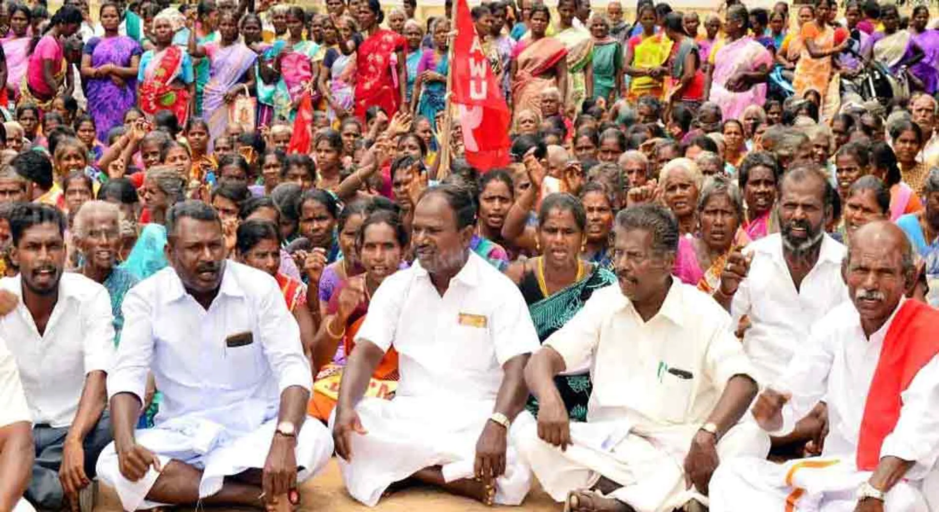 OPS is saying 150 days work; Here we are fighting for 100 days works; People who have besieged the Panchayat Union!