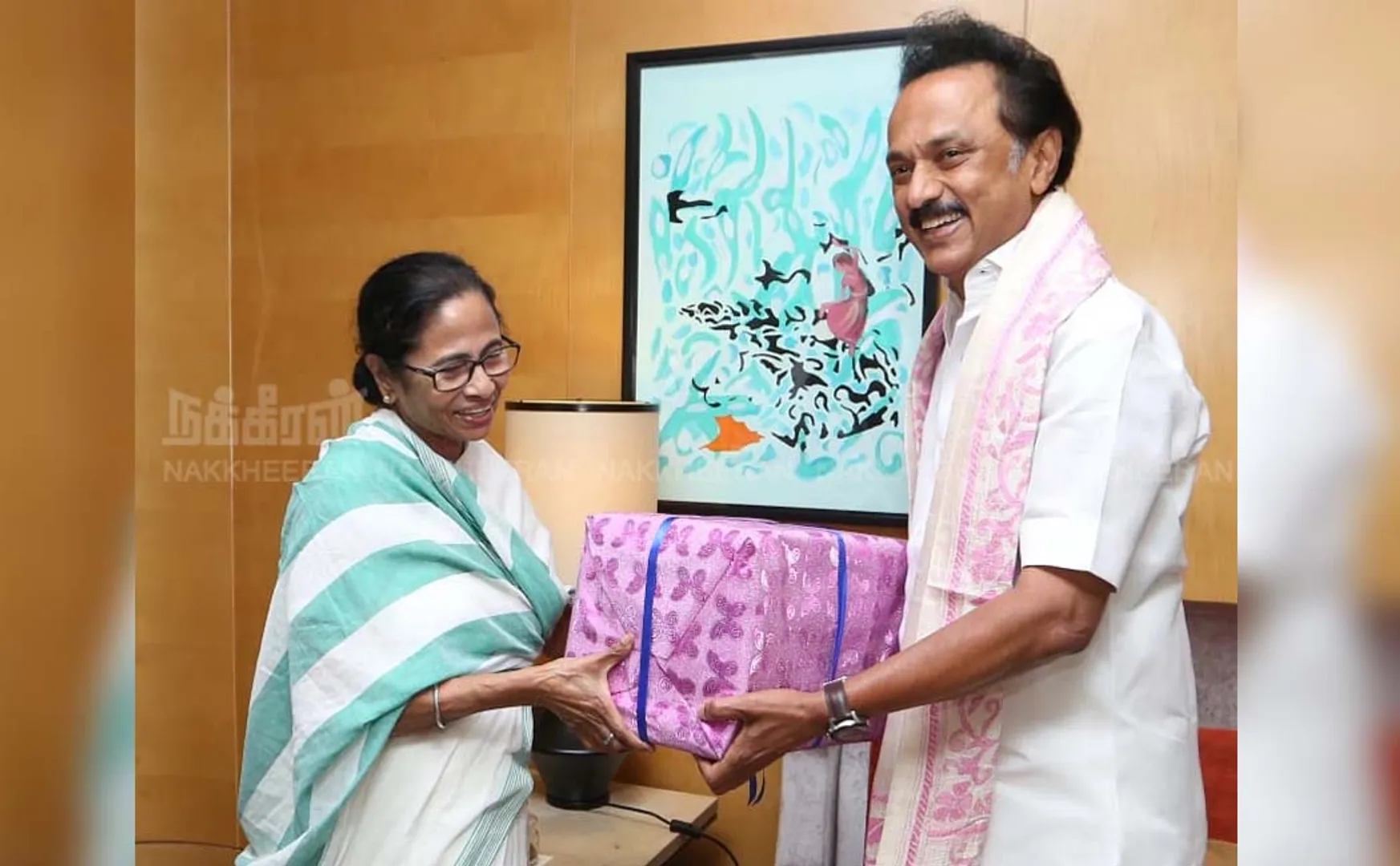 Stalin gave gift to mamtha banerjee