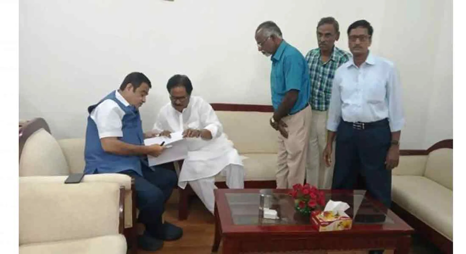 Thirunavukarasu visits Gadkari for Trichy Eman road!