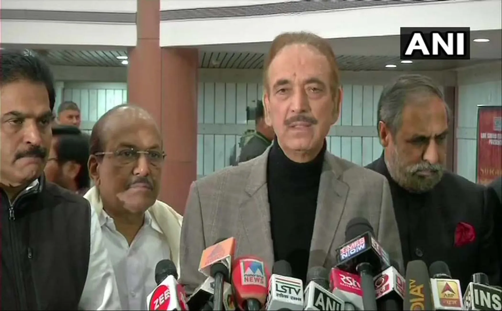 CONGRESS PARTY SENIOR LEADER GULAM NABI AZHAD STOP AT SRI NAGAR AIRPORT ARMY ACTION